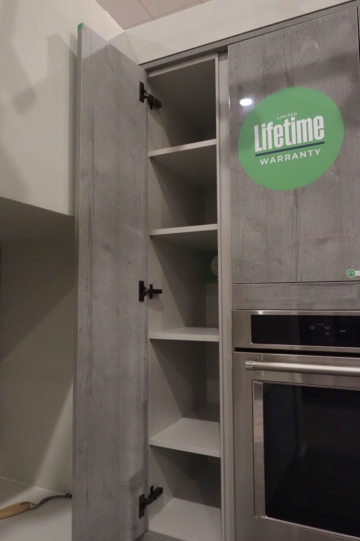 Wren Milano Modern Kitchen with Island & Appliances