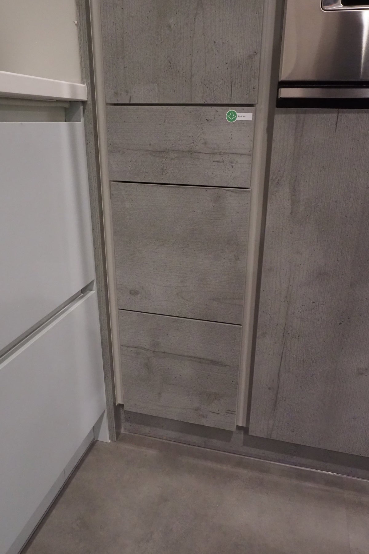 Wren Milano Modern Kitchen with Island & Appliances