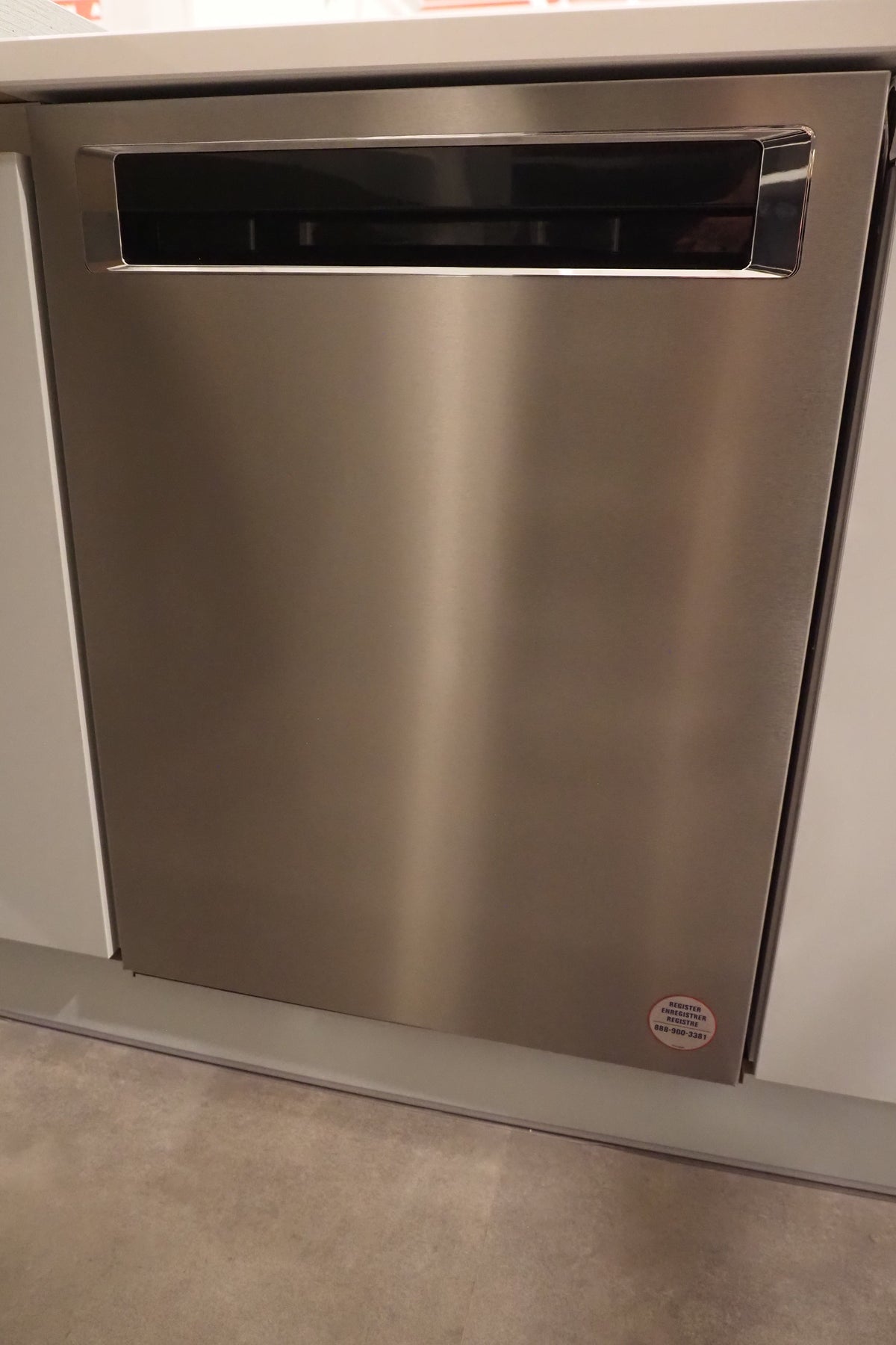 Wren Milano Modern Kitchen with Island & Appliances