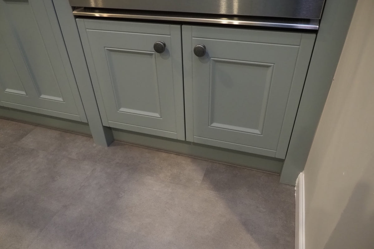 Wren Shaker Sage Green Matte Kitchen with Appliances