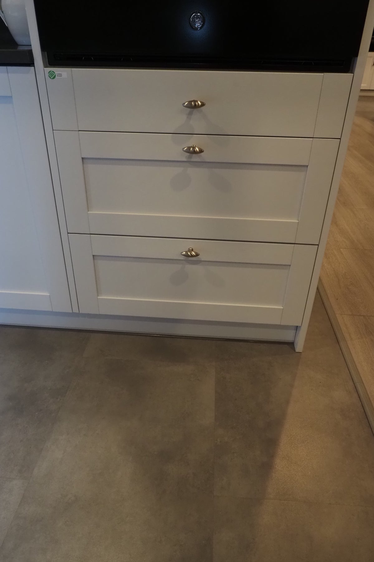 Wren Shaker Forest Classic Chalk White Grain Kitchen