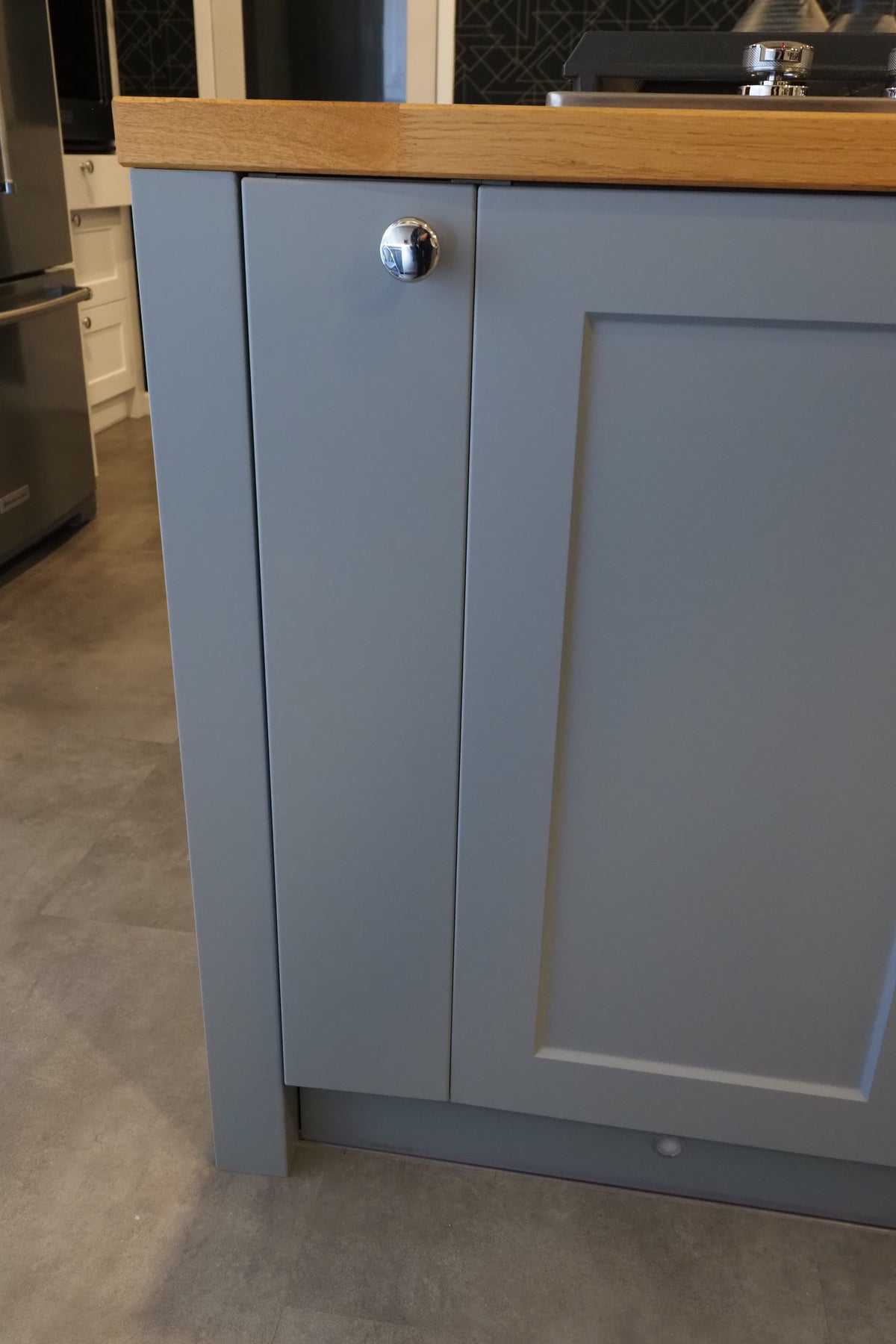 Wren Shaker White & Grey Matte Kitchen with KitchenAid Appliances