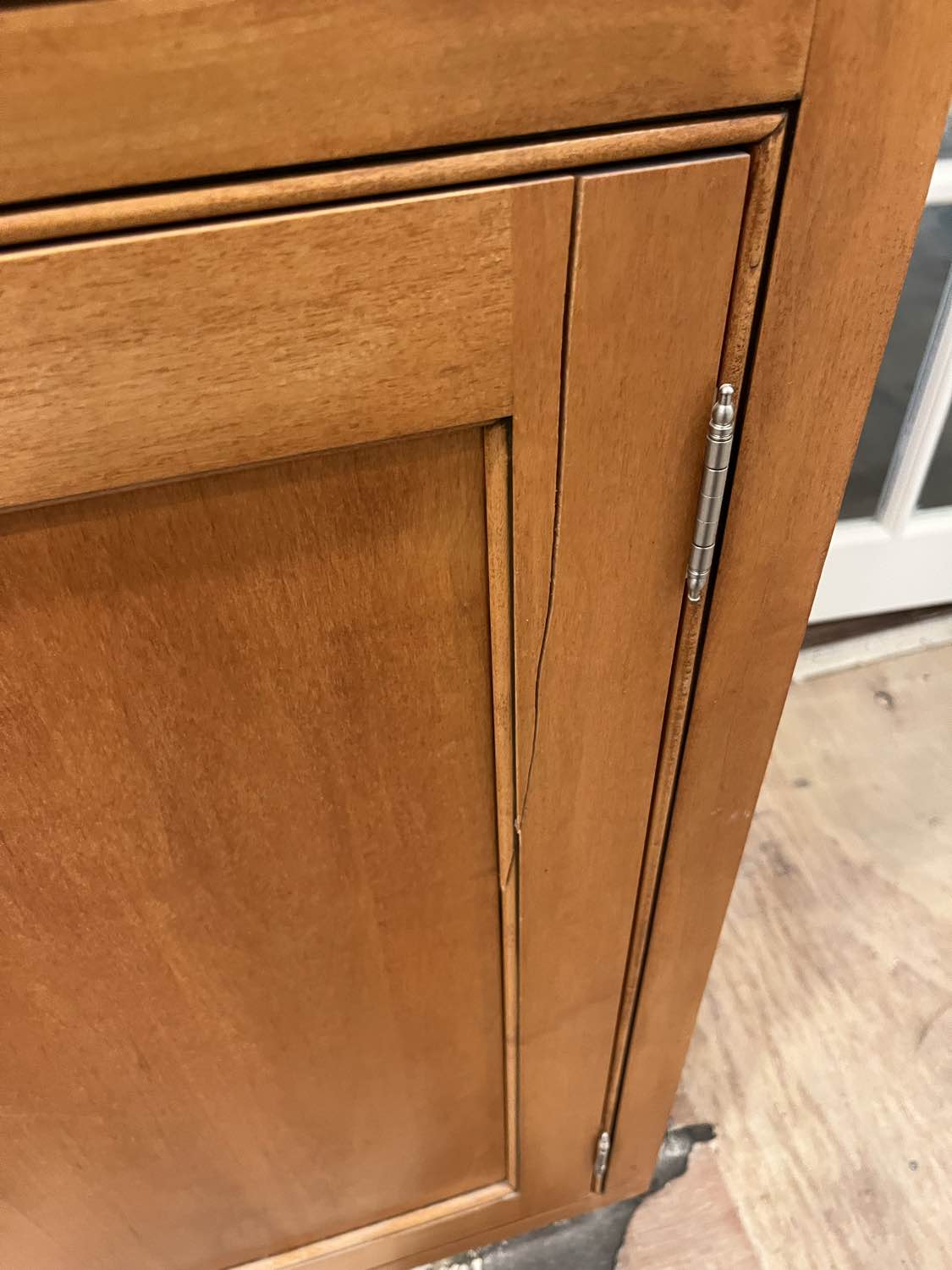 Traditional Wooden Kitchen with Granite Countertops and Complete Appliance Package