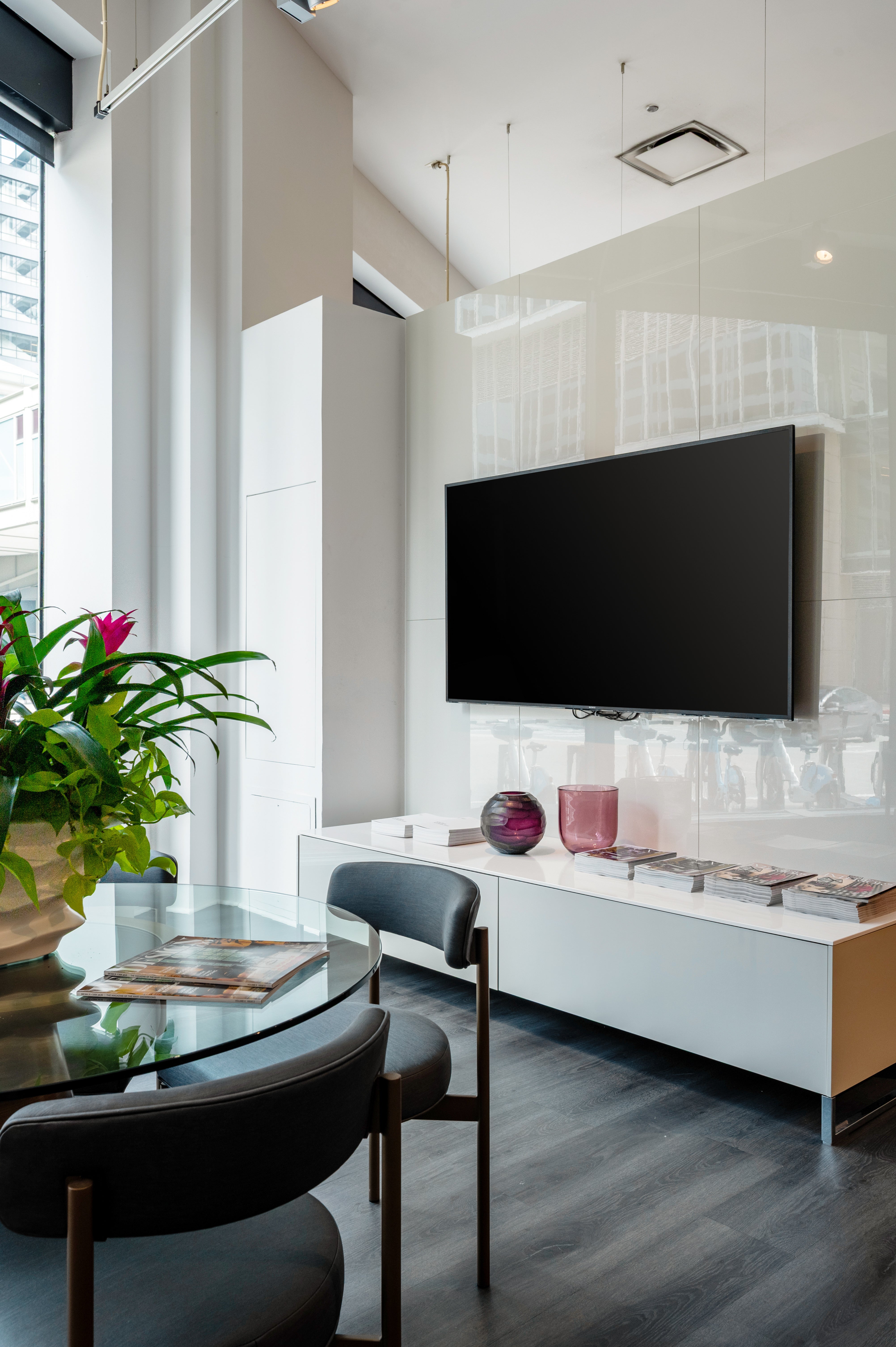 Poggenpohl Glossy White Modern Entertainment Wall with Storage