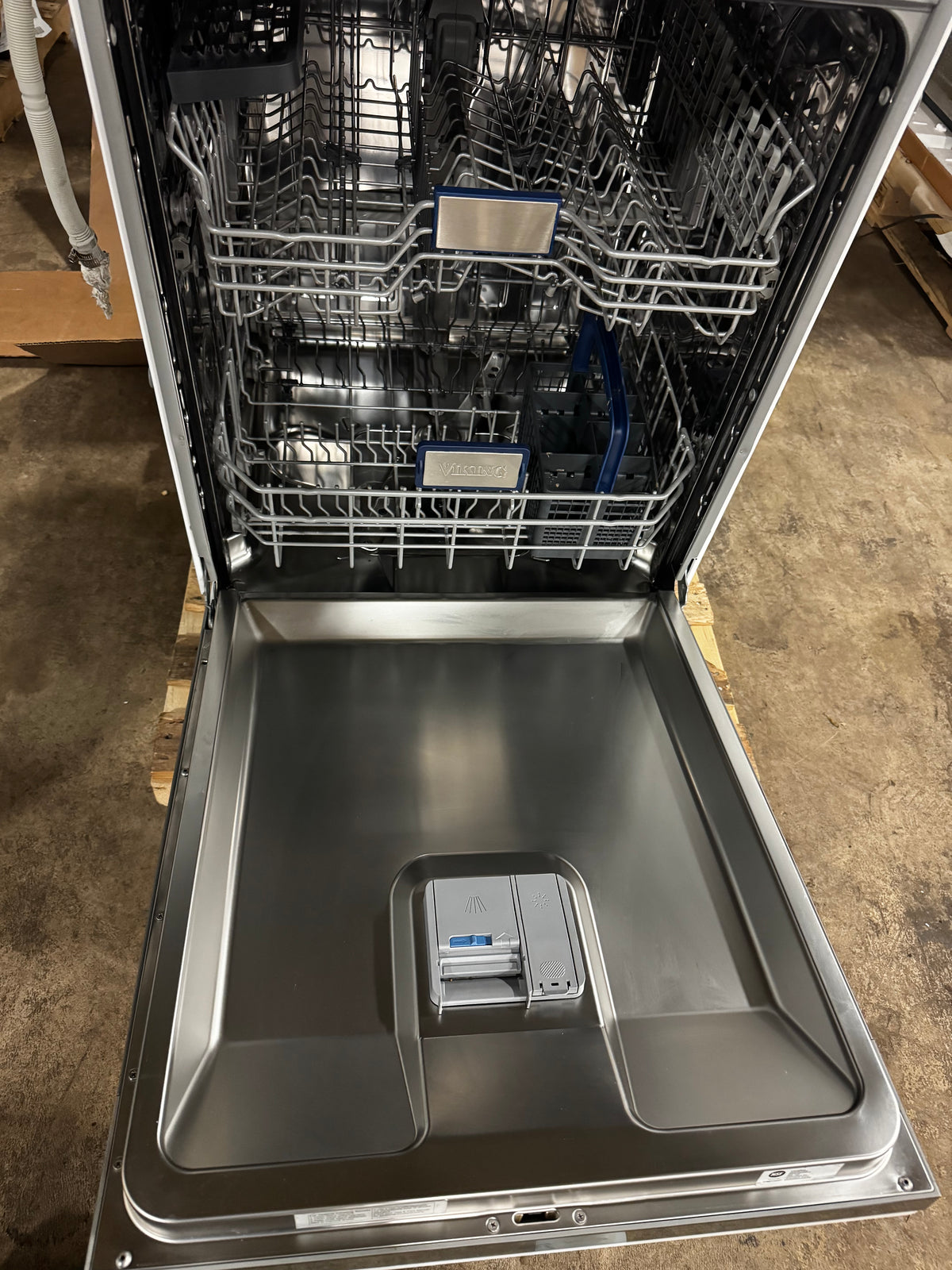 Viking FDWU324 24" White Paneled Dishwasher