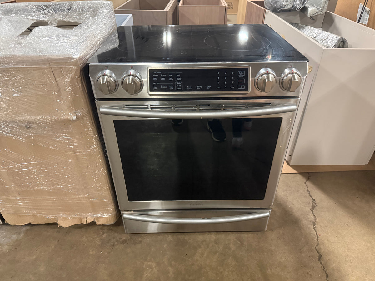 Induction range with Virtual Flame technology and stainless steel finish