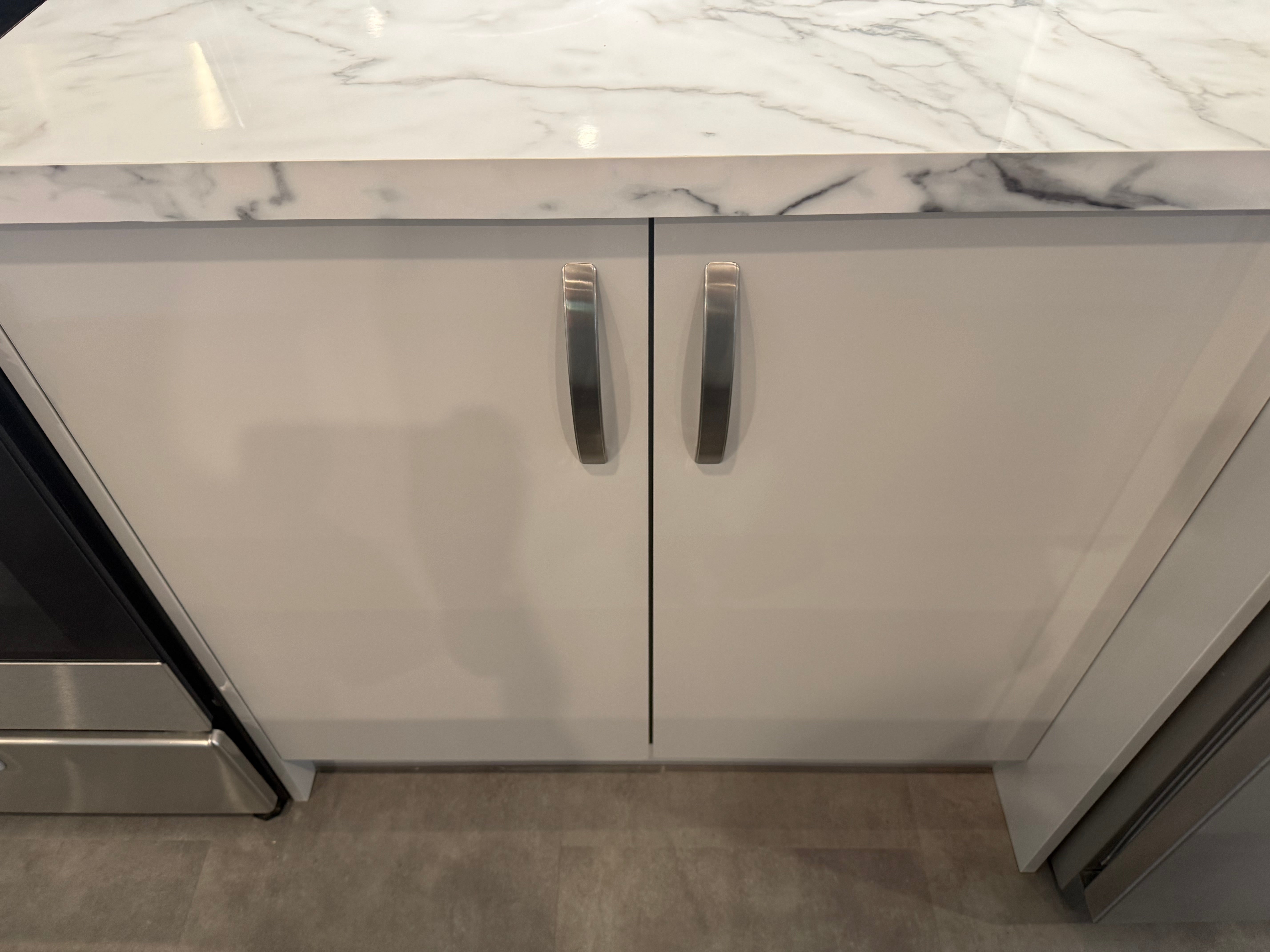 Wren Autograph Pebble Gray Gloss Kitchen with Island