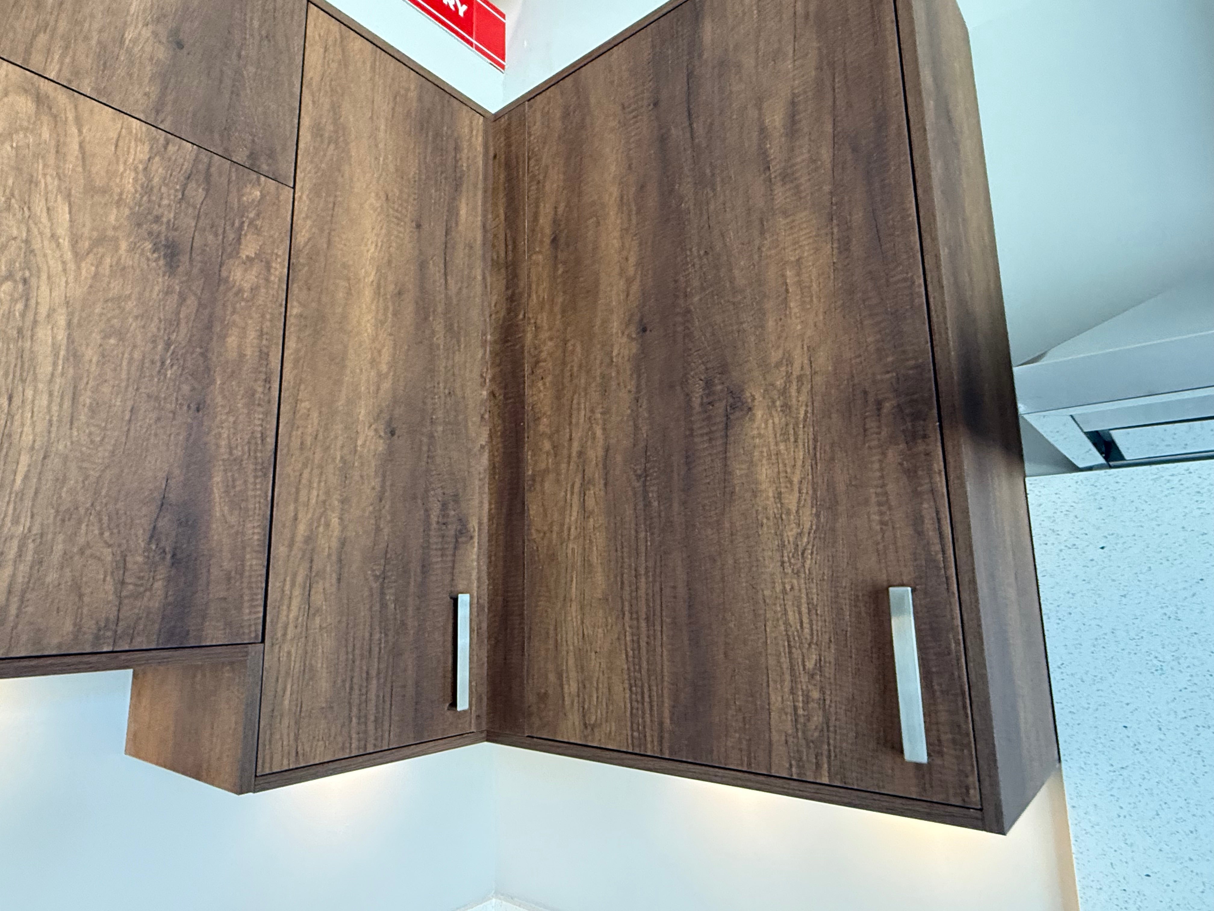 Wren Ultra Eden Green Gloss & Elements Saddle Oak Matte Kitchen