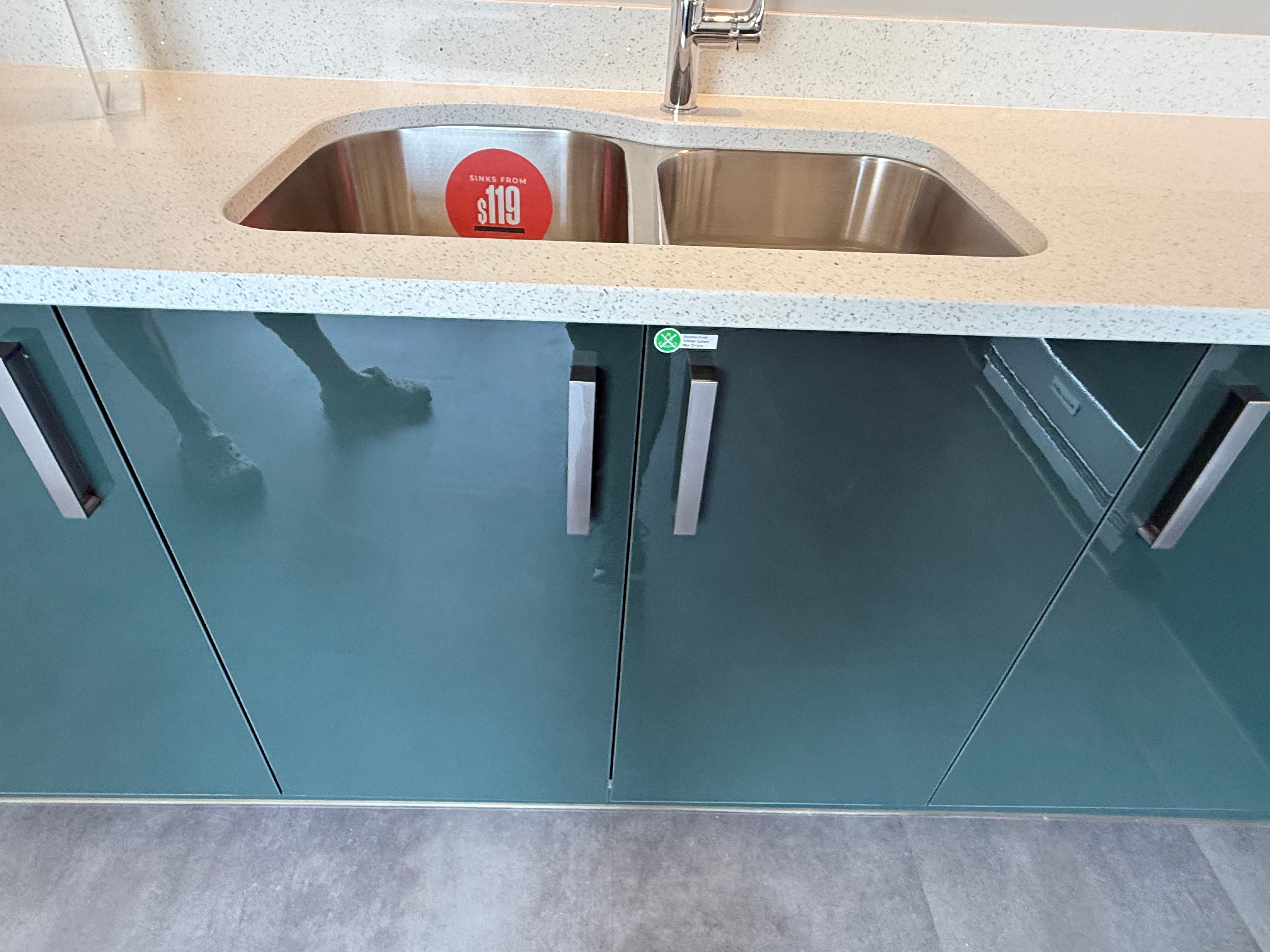 Wren Ultra Eden Green Gloss & Elements Saddle Oak Matte Kitchen