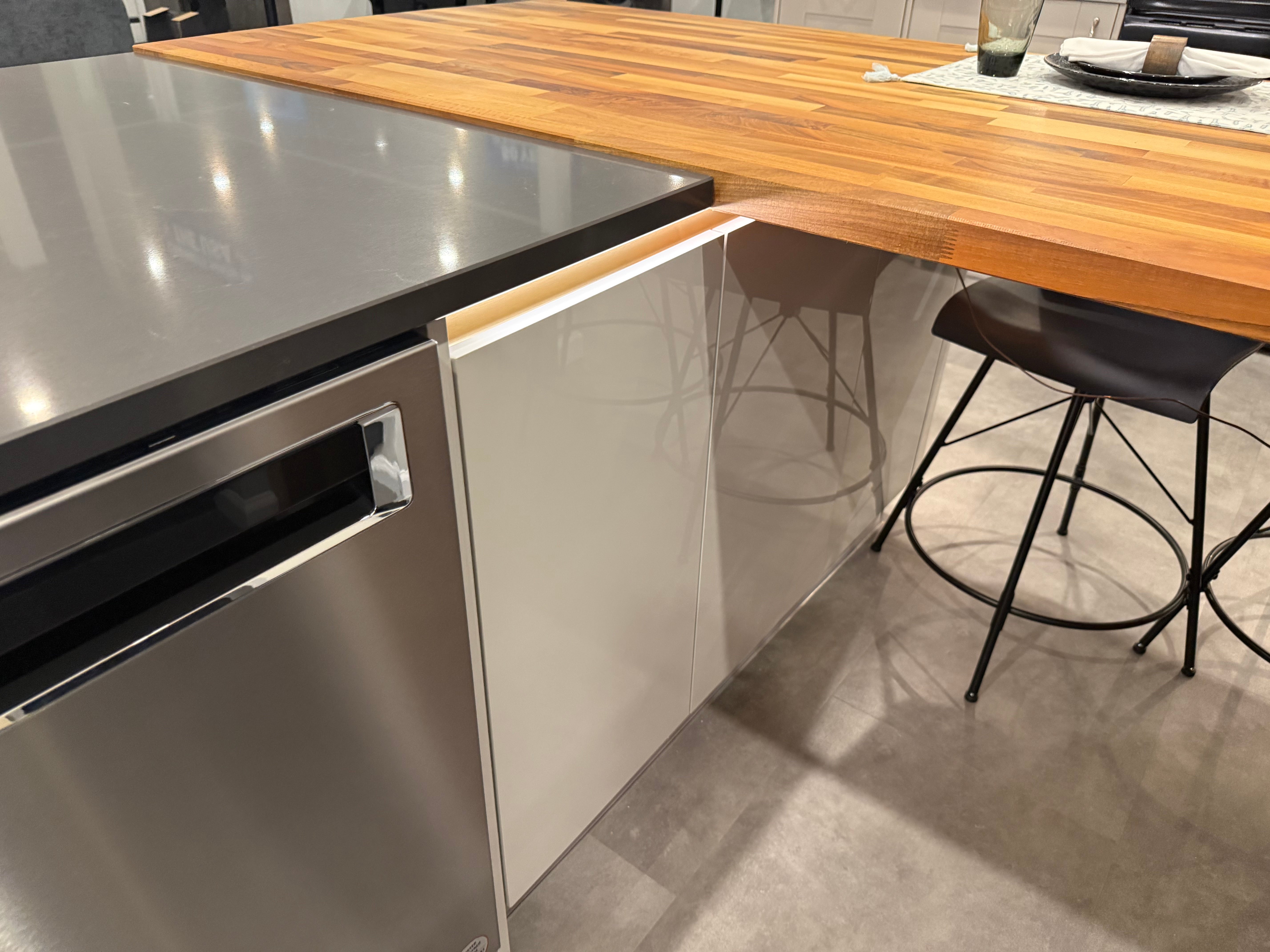 Wren Milano Elements Metallic Night Gloss & Ultra Cloud Gloss Kitchen