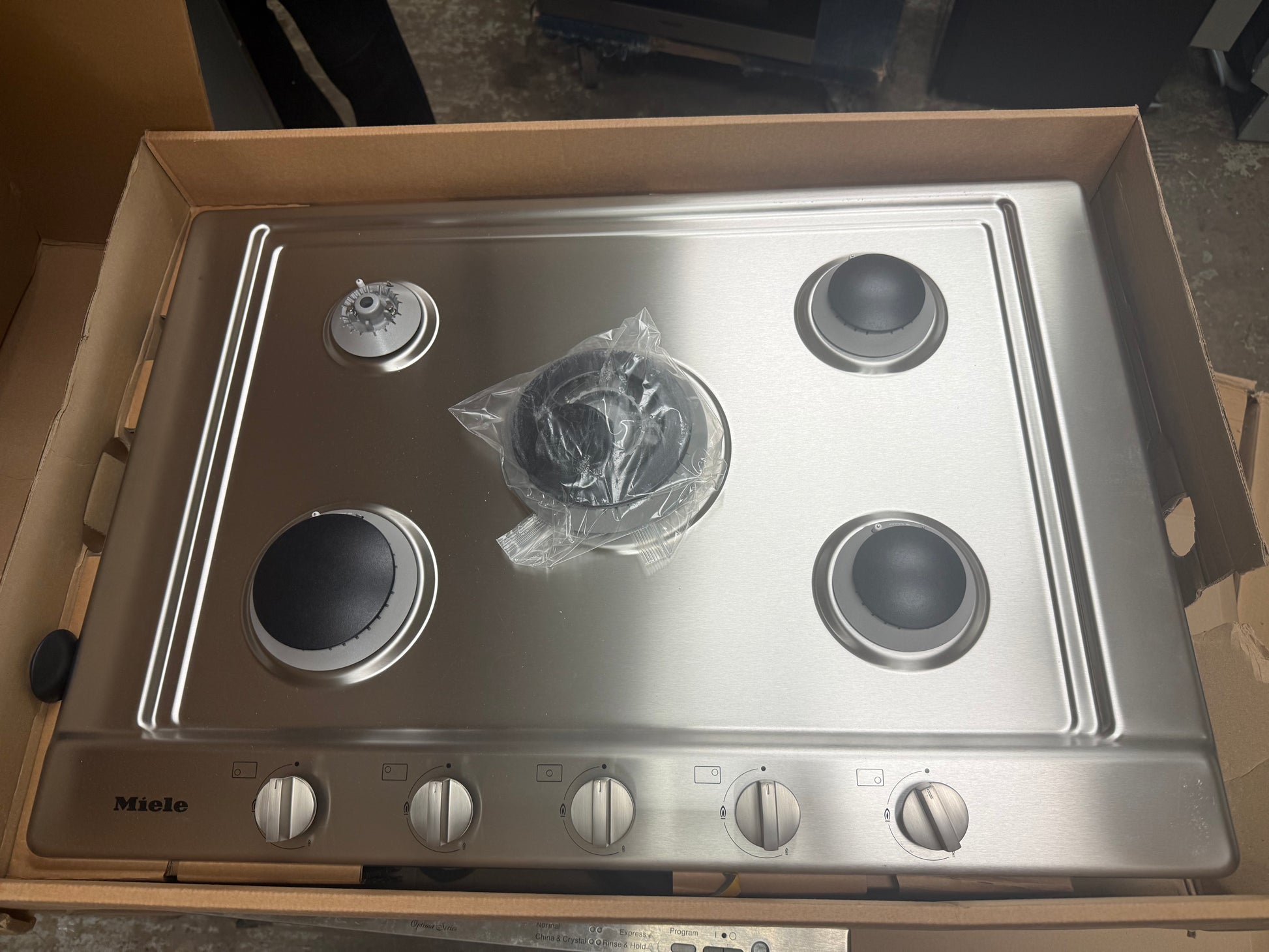 Miele 30 inch 5 burner gas cooktop in stainless steel KM 2032 G