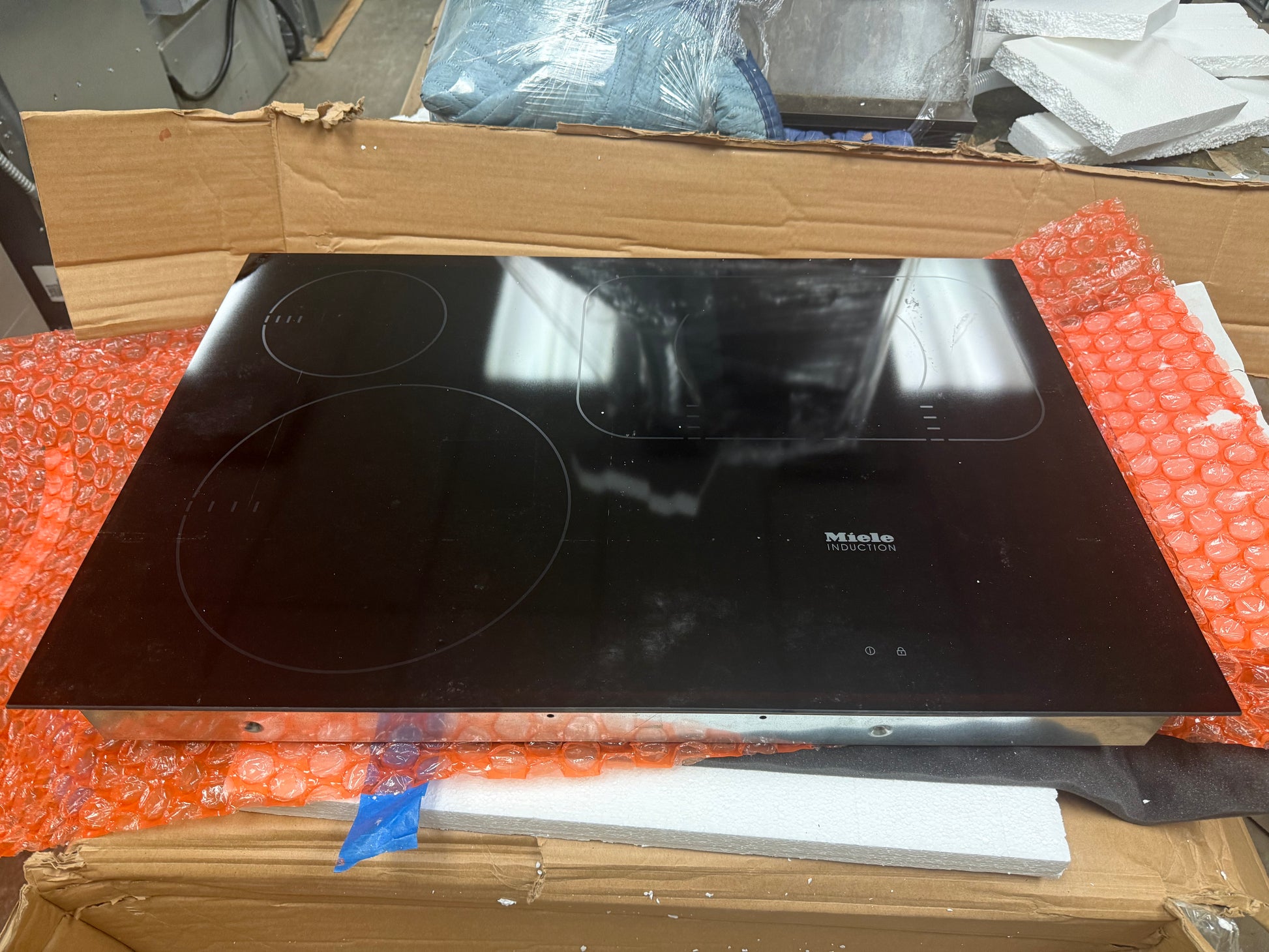 Miele 30 inch 4 zone Conseta PowerFlex induction cooktop in black glass KM 6365
