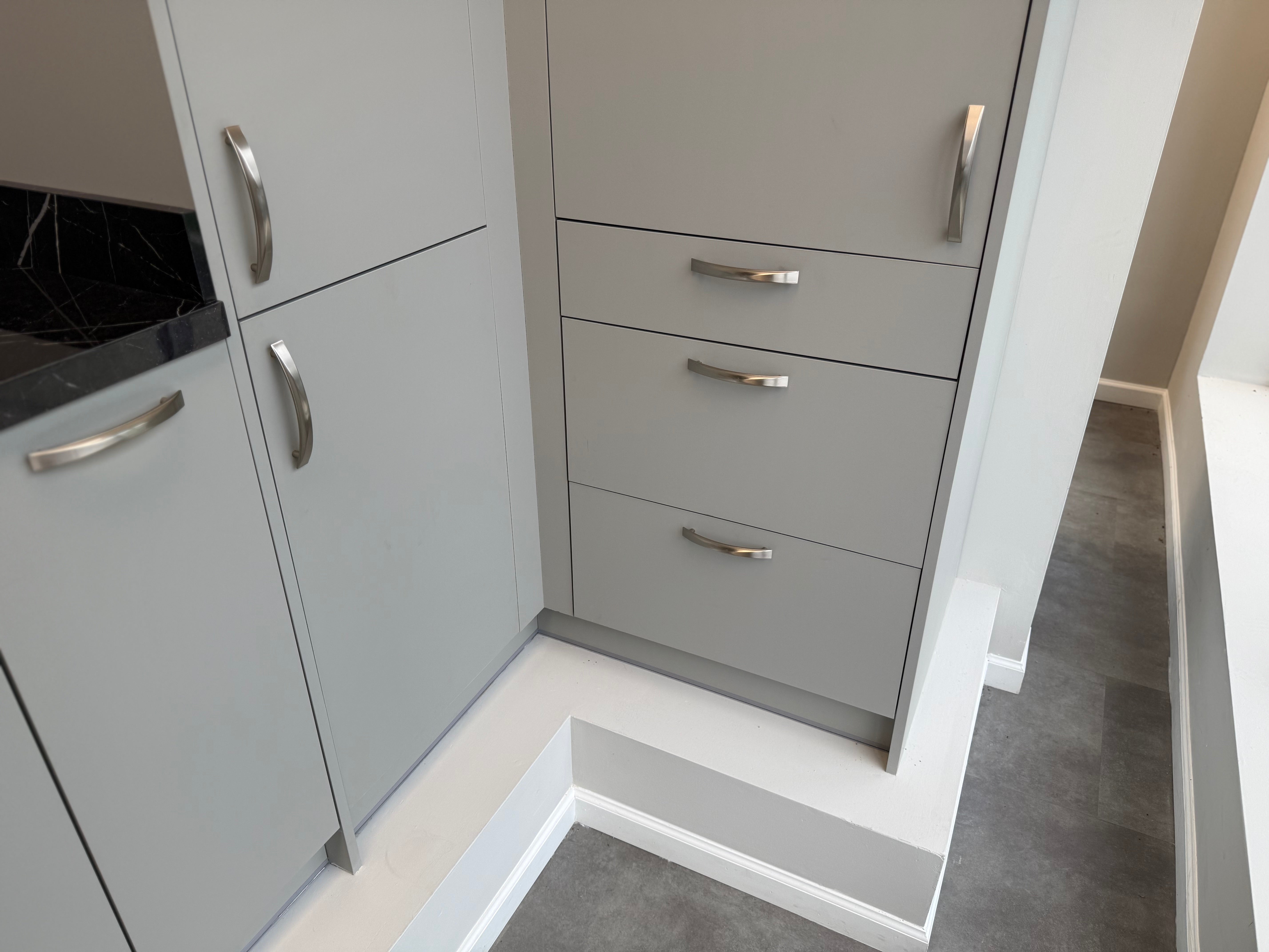 Wren Infinity Autograph Ash Gray Silk Kitchen Wall