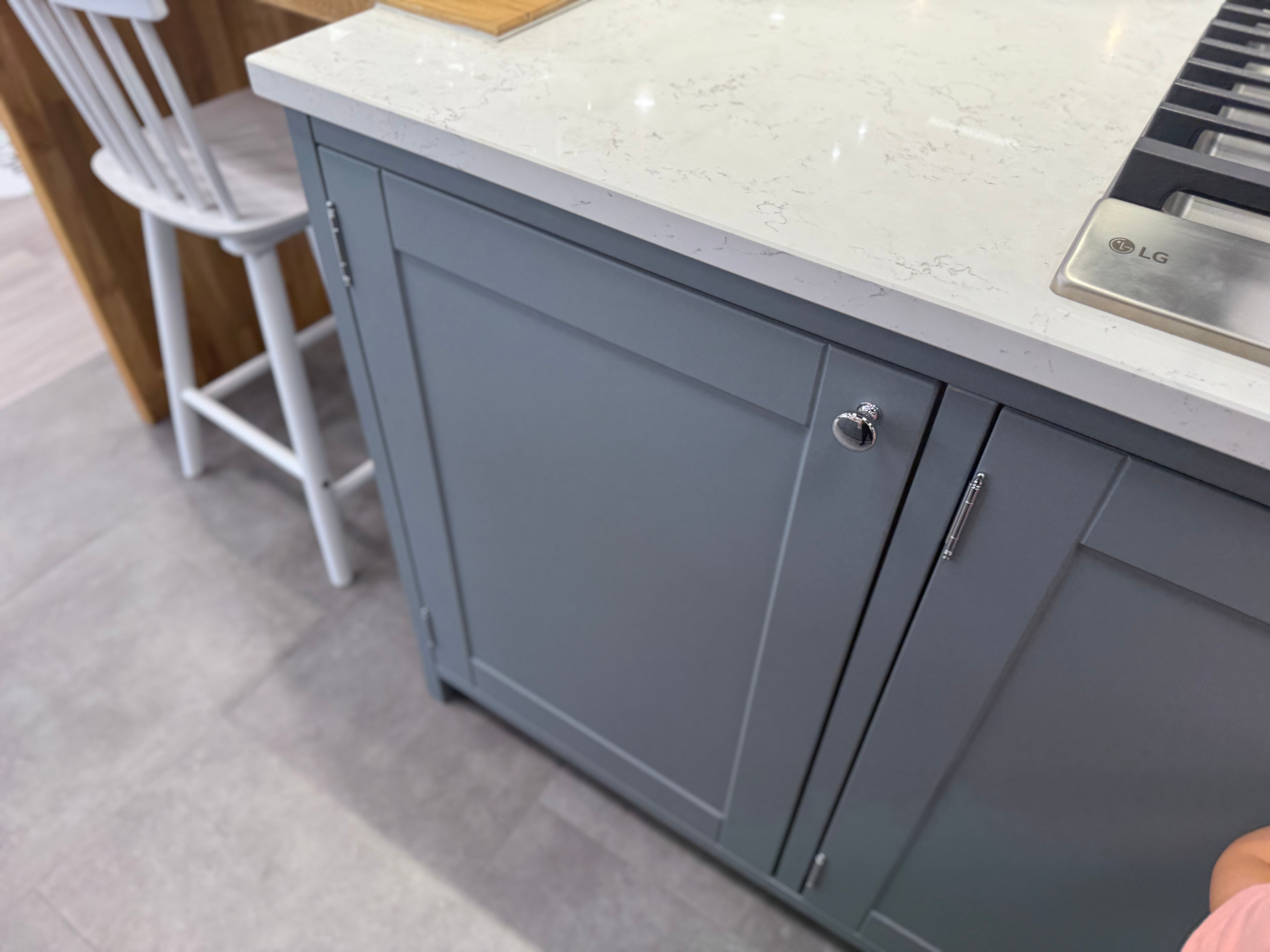 Wren Shaker Classic Juratek Winter Blue & Chalk White Matte Kitchen with Island
