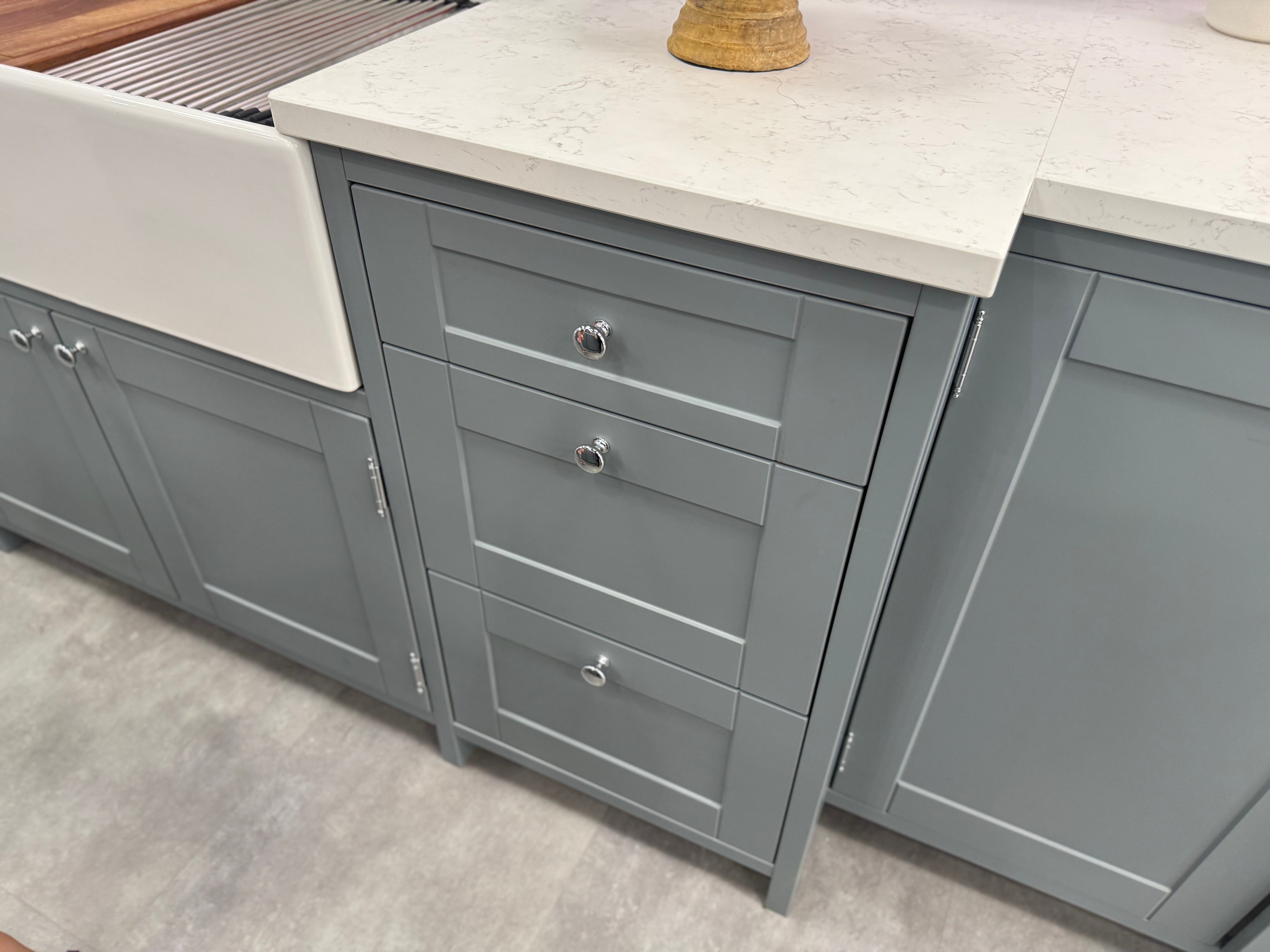 Wren Shaker Classic Juratek Winter Blue & Chalk White Matte Kitchen with Island