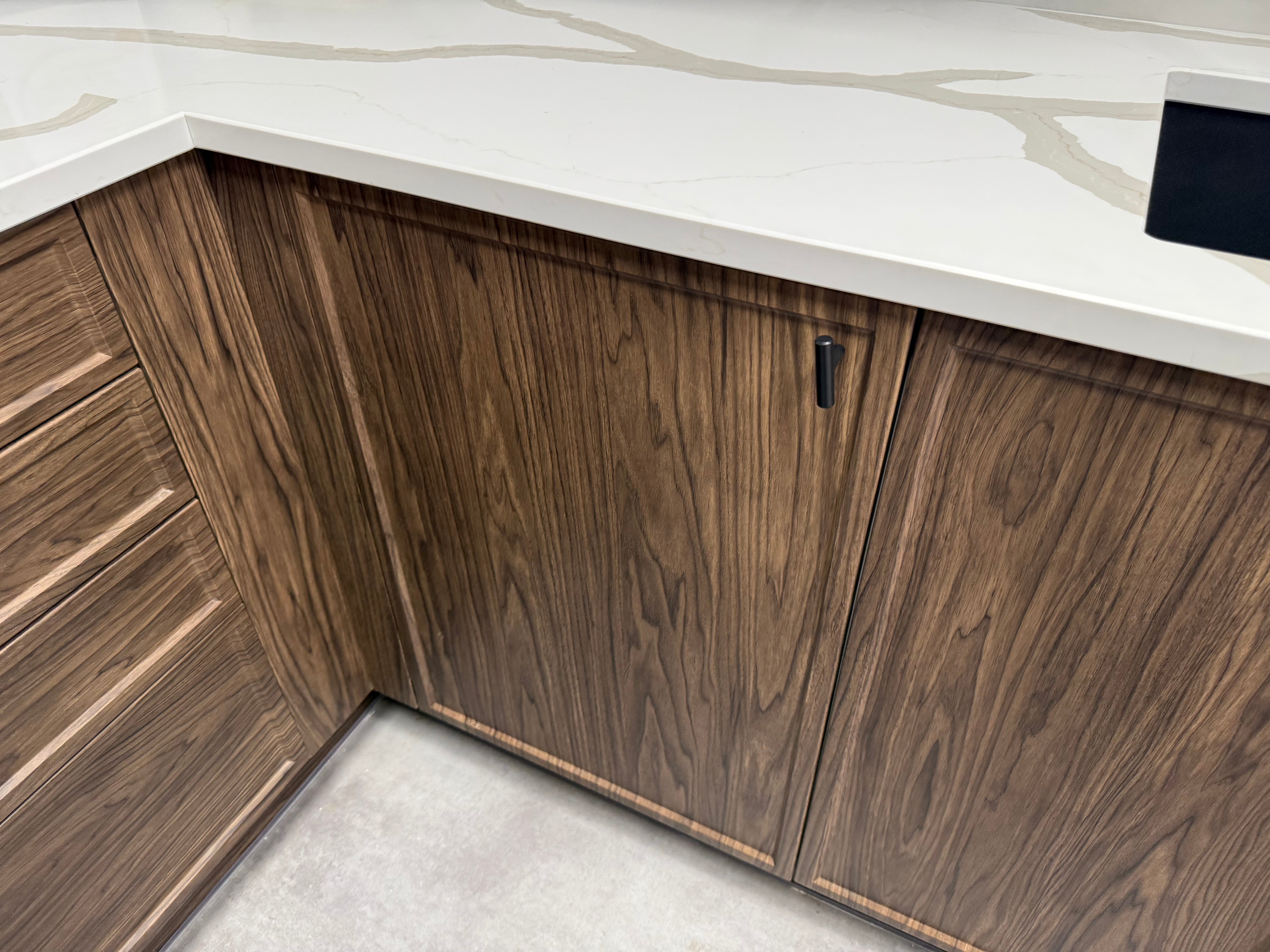 Wren Shaker Super Slim Juratek Sierra Walnut Grain and Nero Matte Kitchen