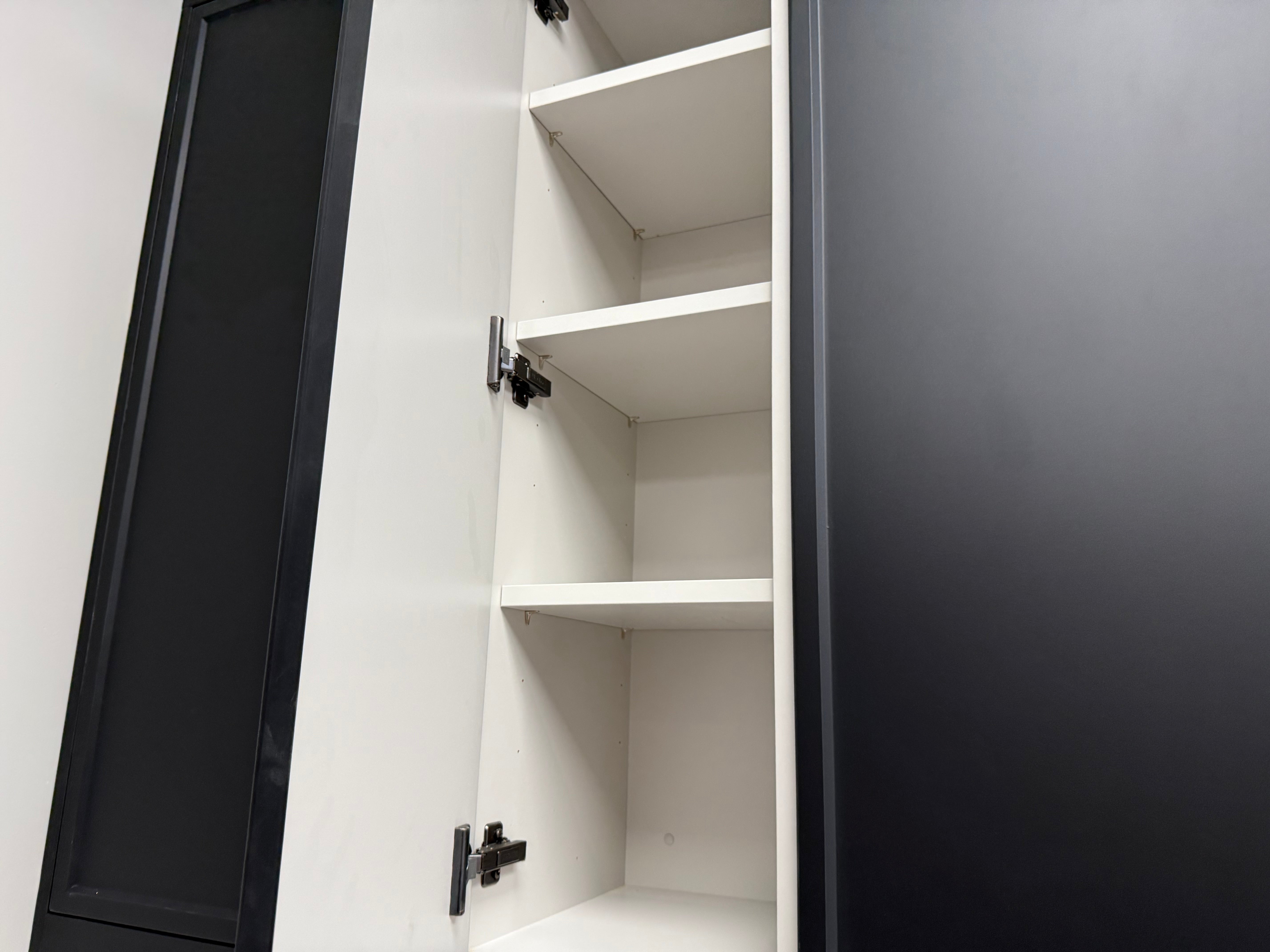 Wren Shaker Super Slim Juratek Sierra Walnut Grain and Nero Matte Kitchen