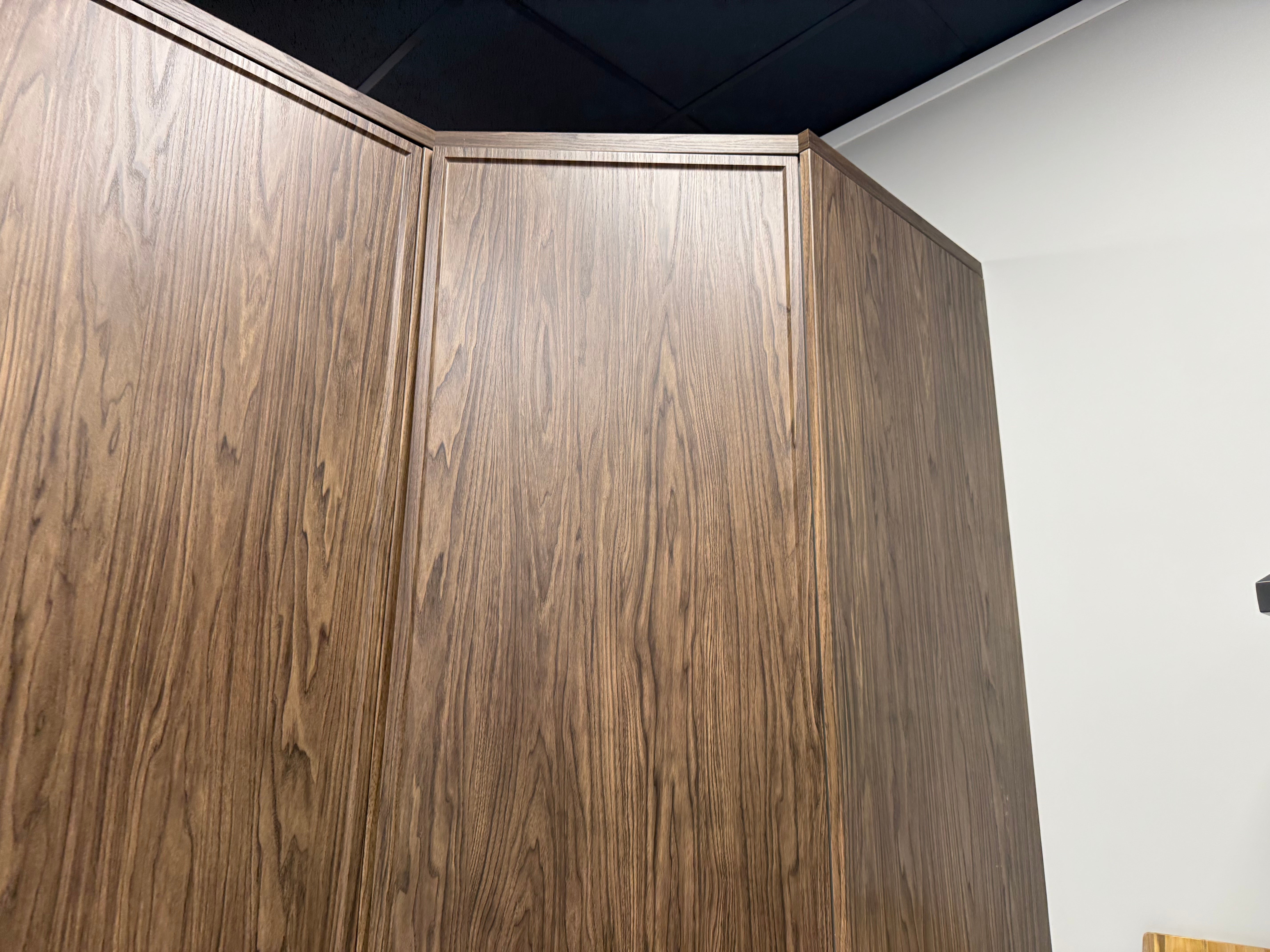Wren Shaker Super Slim Juratek Sierra Walnut Grain and Nero Matte Kitchen