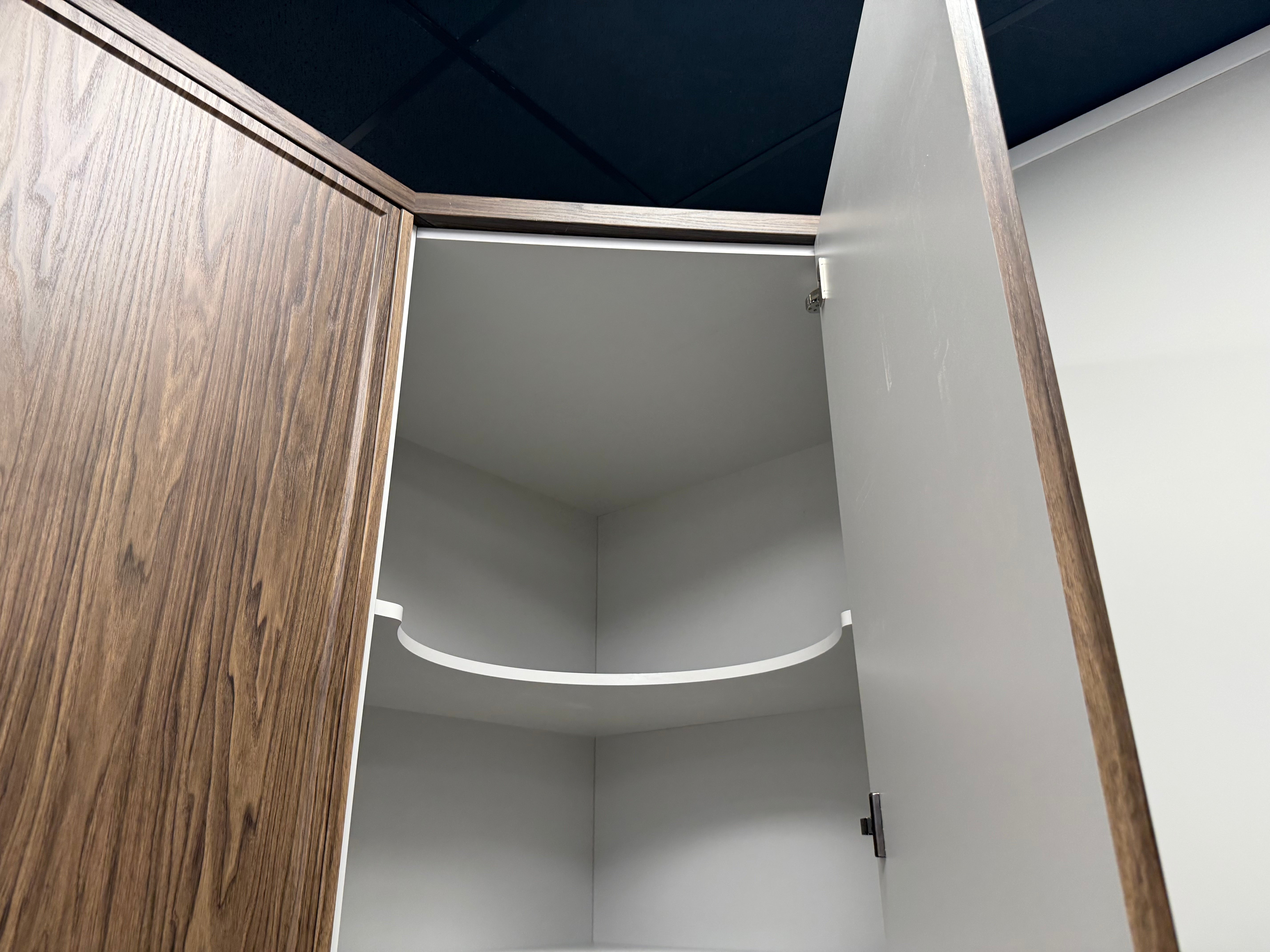 Wren Shaker Super Slim Juratek Sierra Walnut Grain and Nero Matte Kitchen