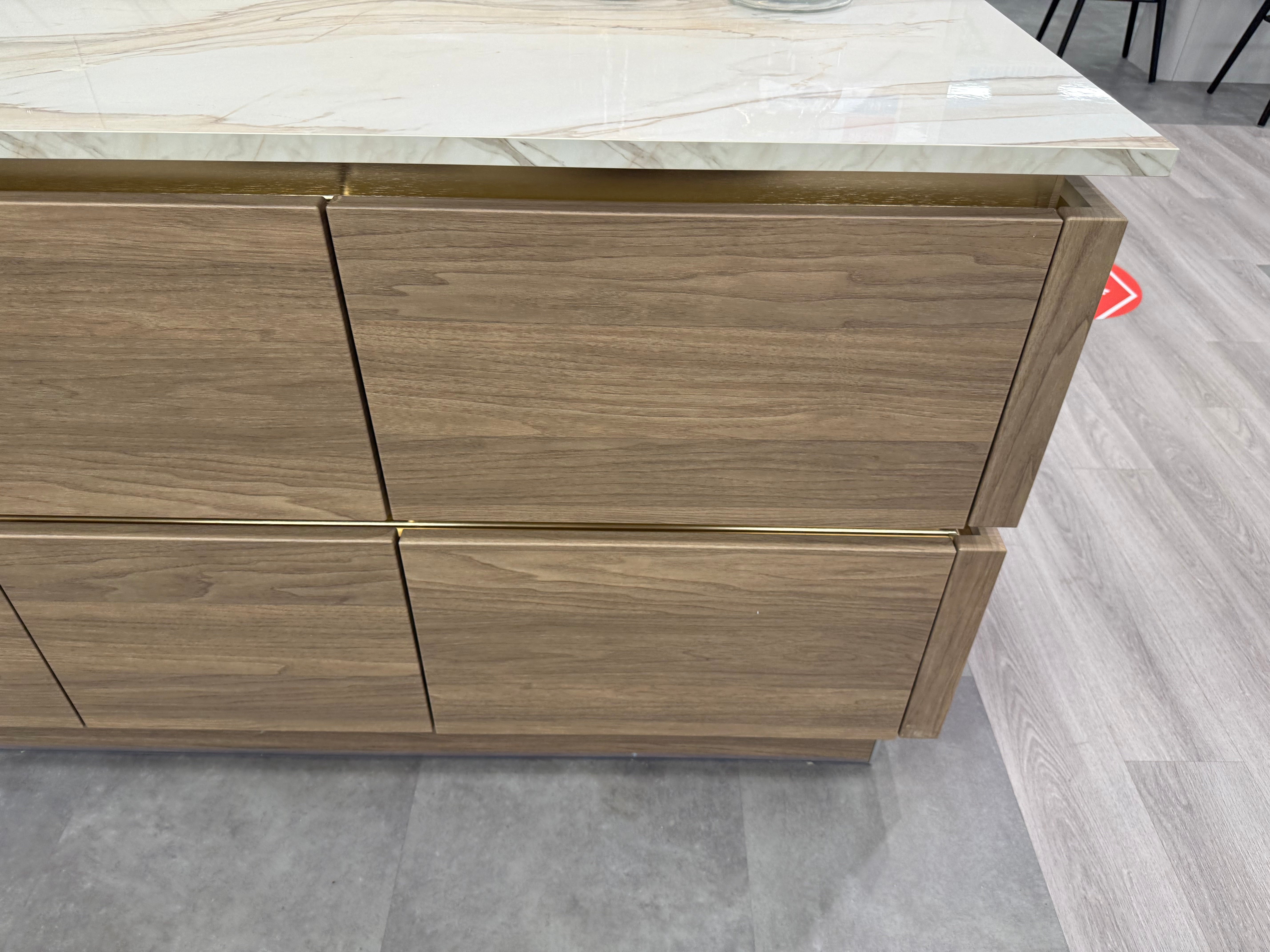 Wren Milano Ultra & Contour Juratek Montana Oak Grain & Gardenia Gloss Kitchen