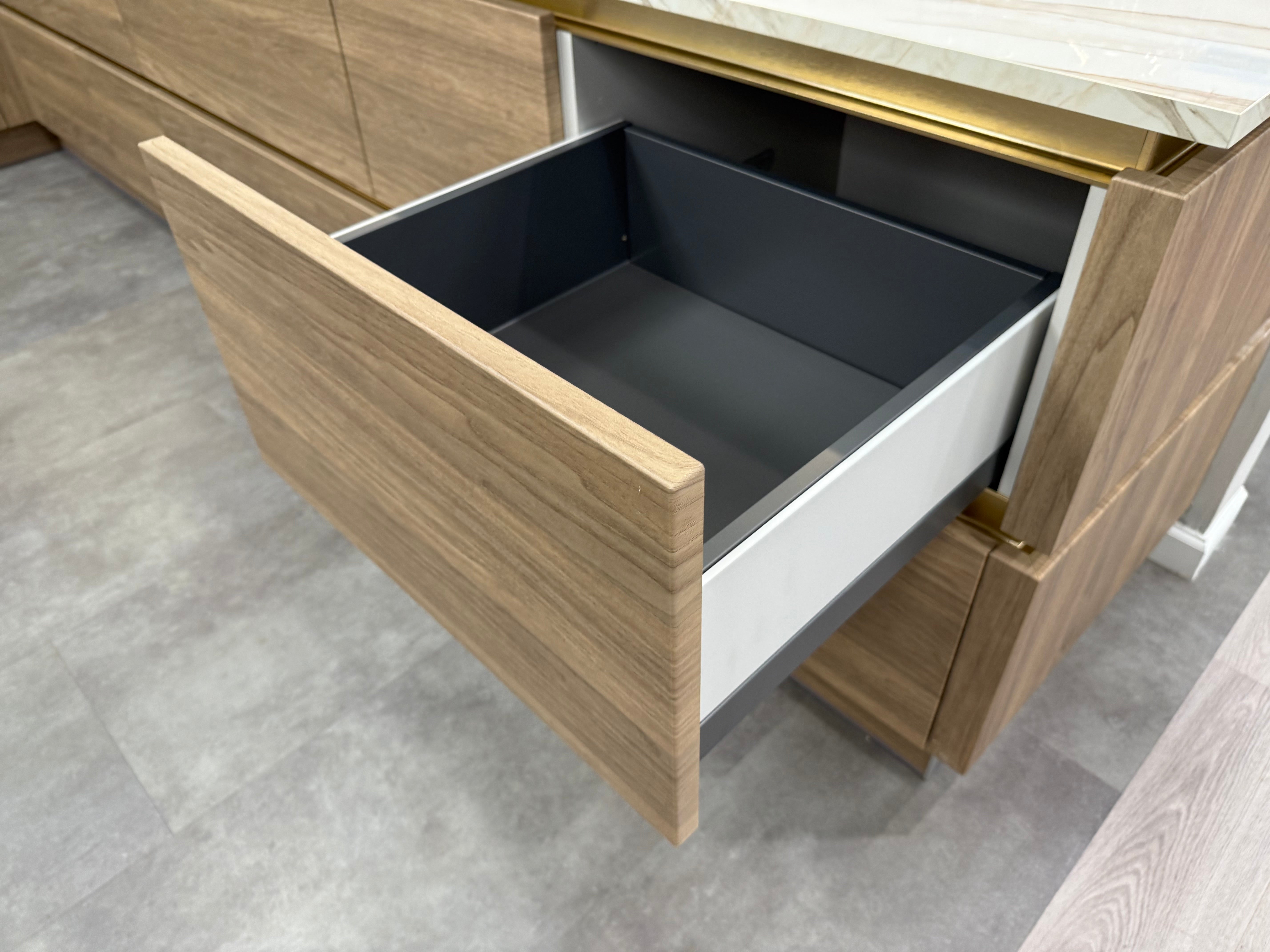Wren Milano Ultra & Contour Juratek Montana Oak Grain & Gardenia Gloss Kitchen