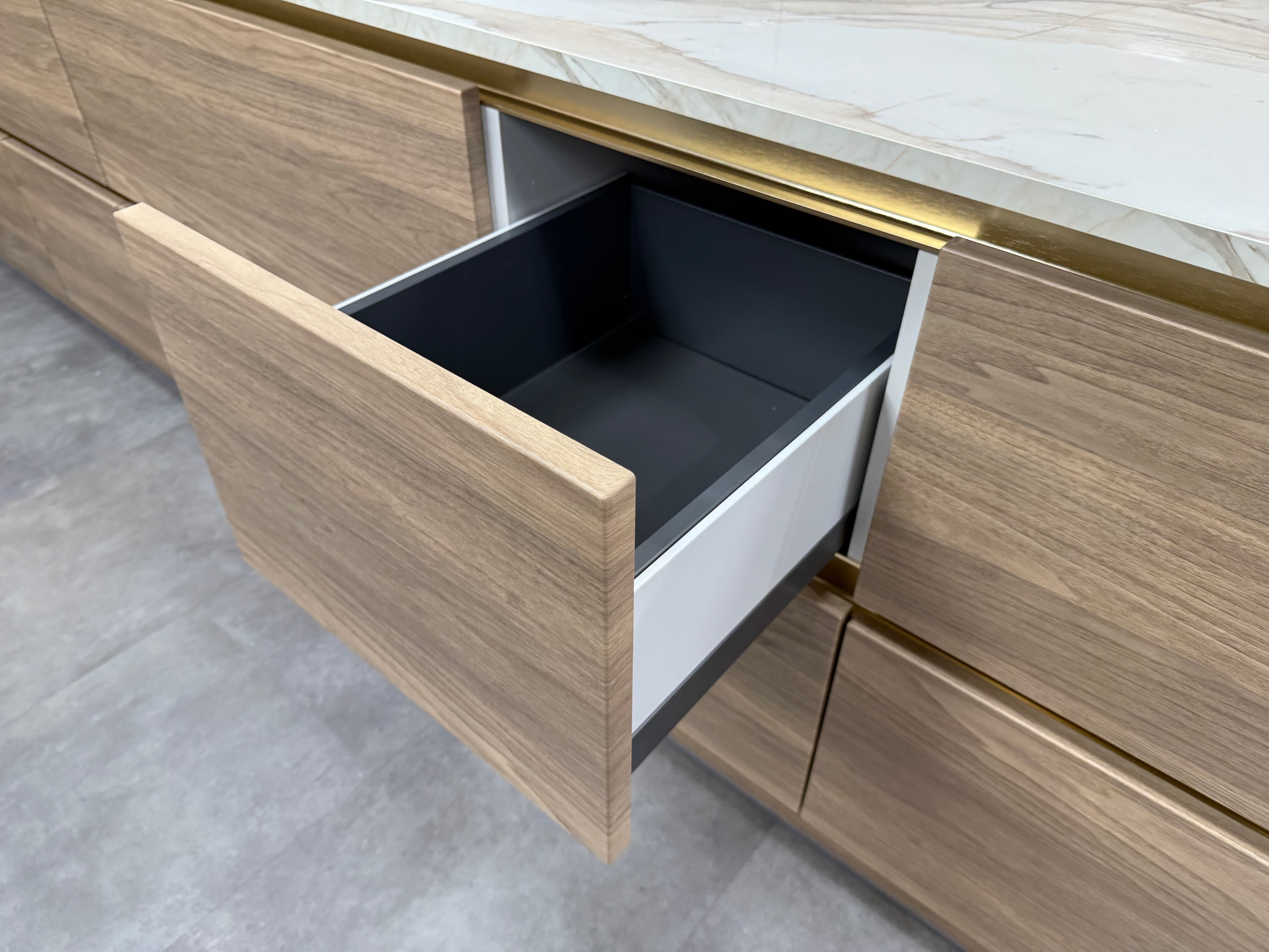 Wren Milano Ultra & Contour Juratek Montana Oak Grain & Gardenia Gloss Kitchen