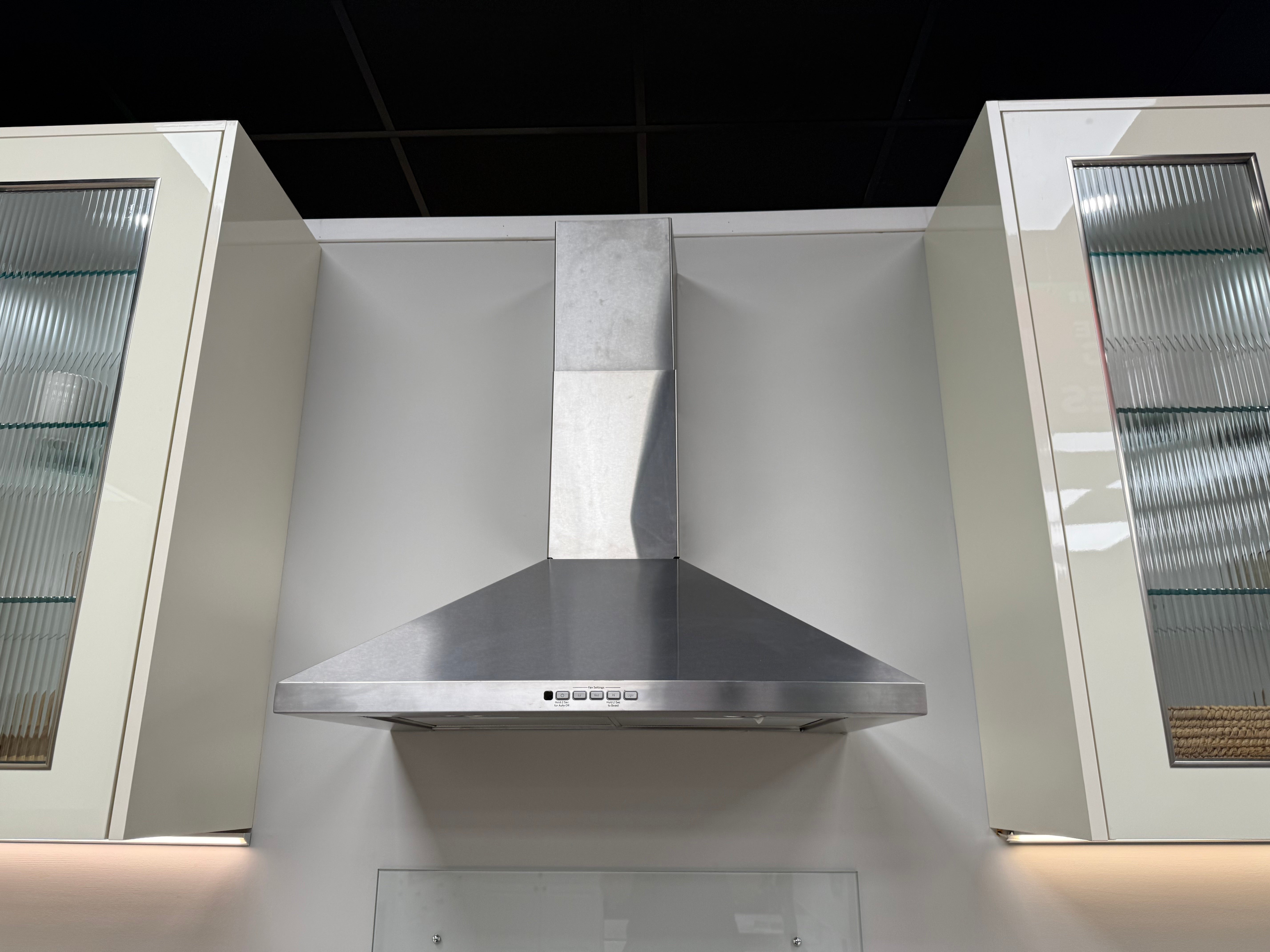 Wren Milano Ultra & Contour Juratek Montana Oak Grain & Gardenia Gloss Kitchen