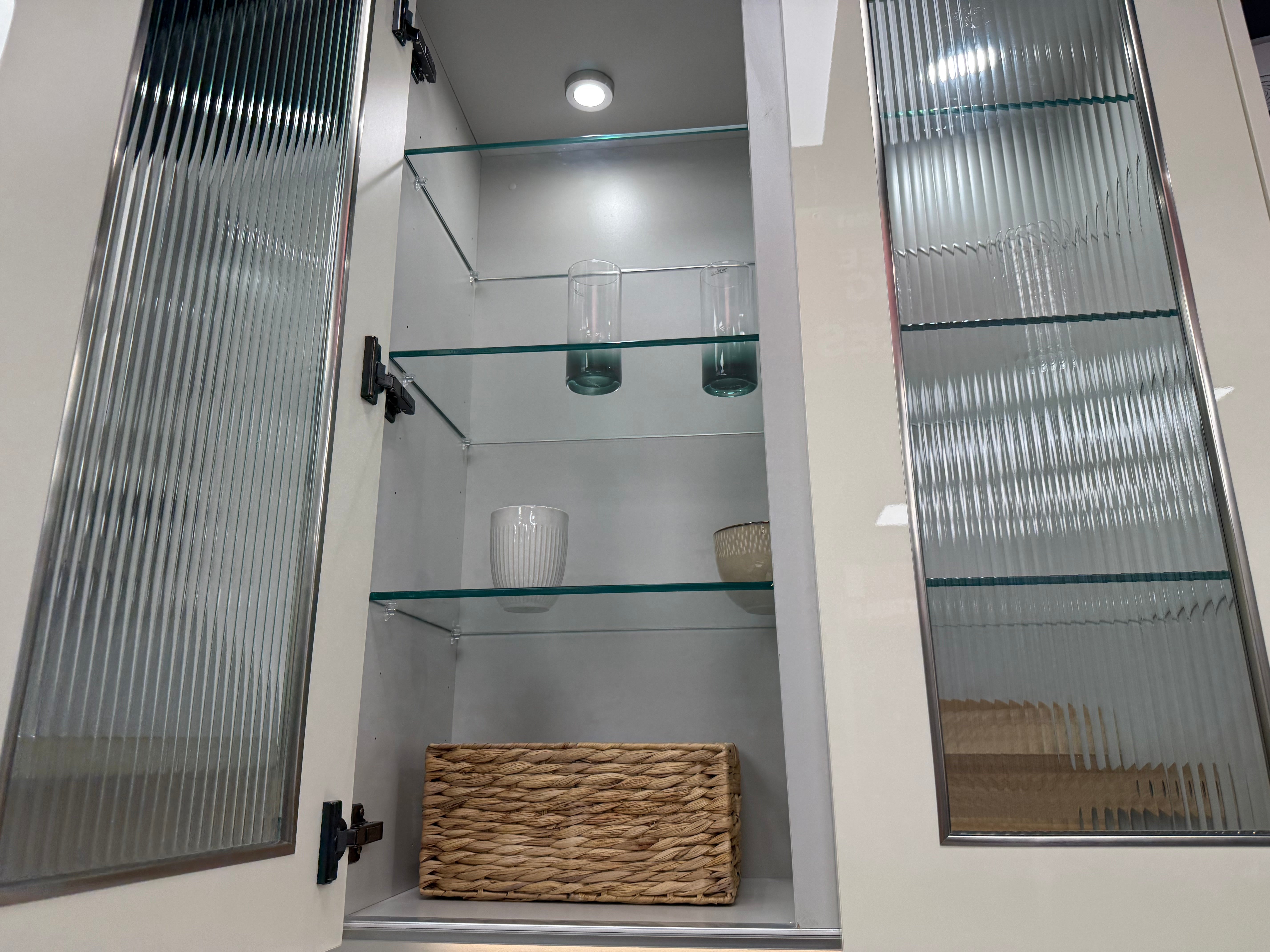 Wren Milano Ultra & Contour Juratek Montana Oak Grain & Gardenia Gloss Kitchen