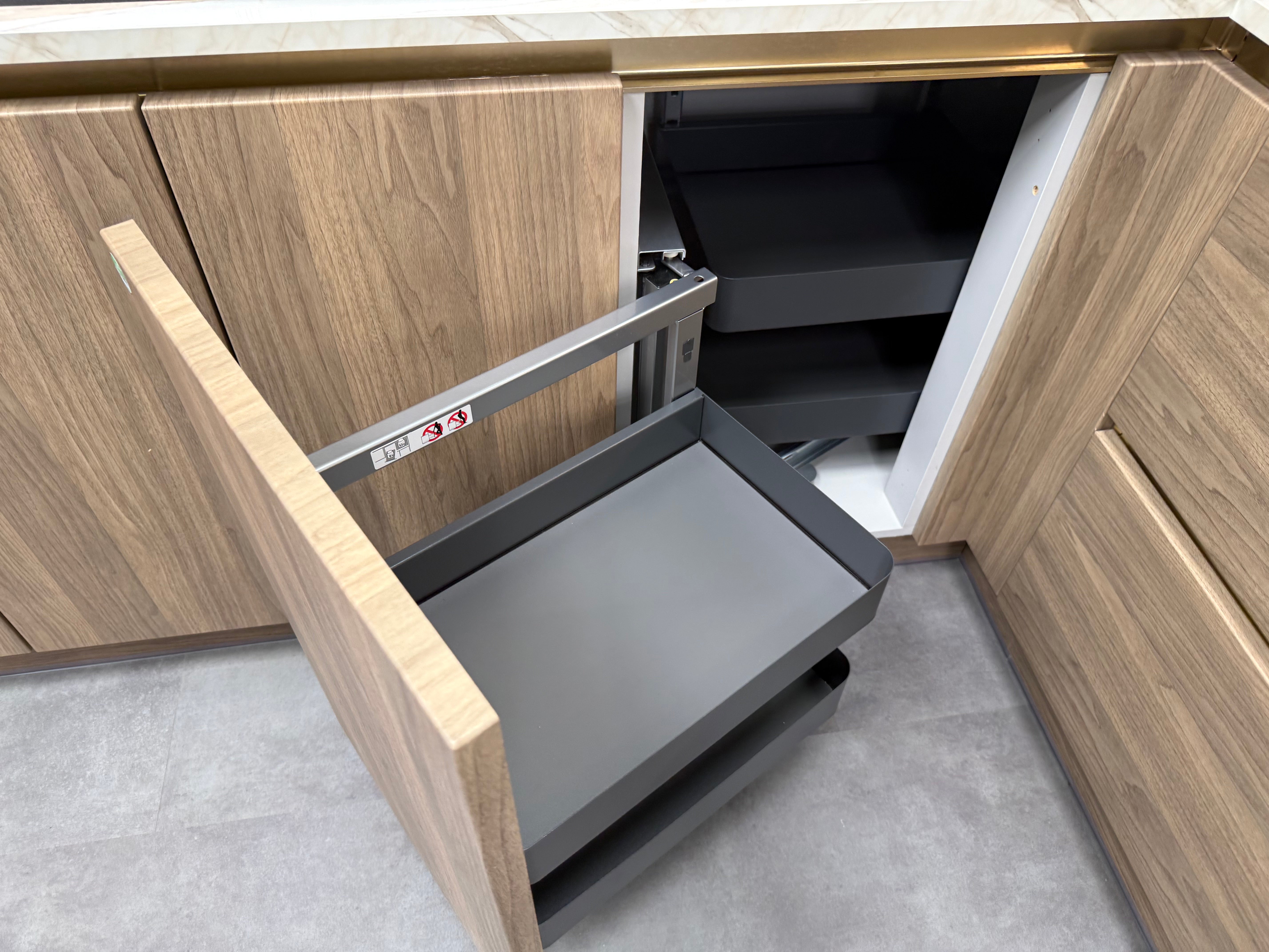 Wren Milano Ultra & Contour Juratek Montana Oak Grain & Gardenia Gloss Kitchen