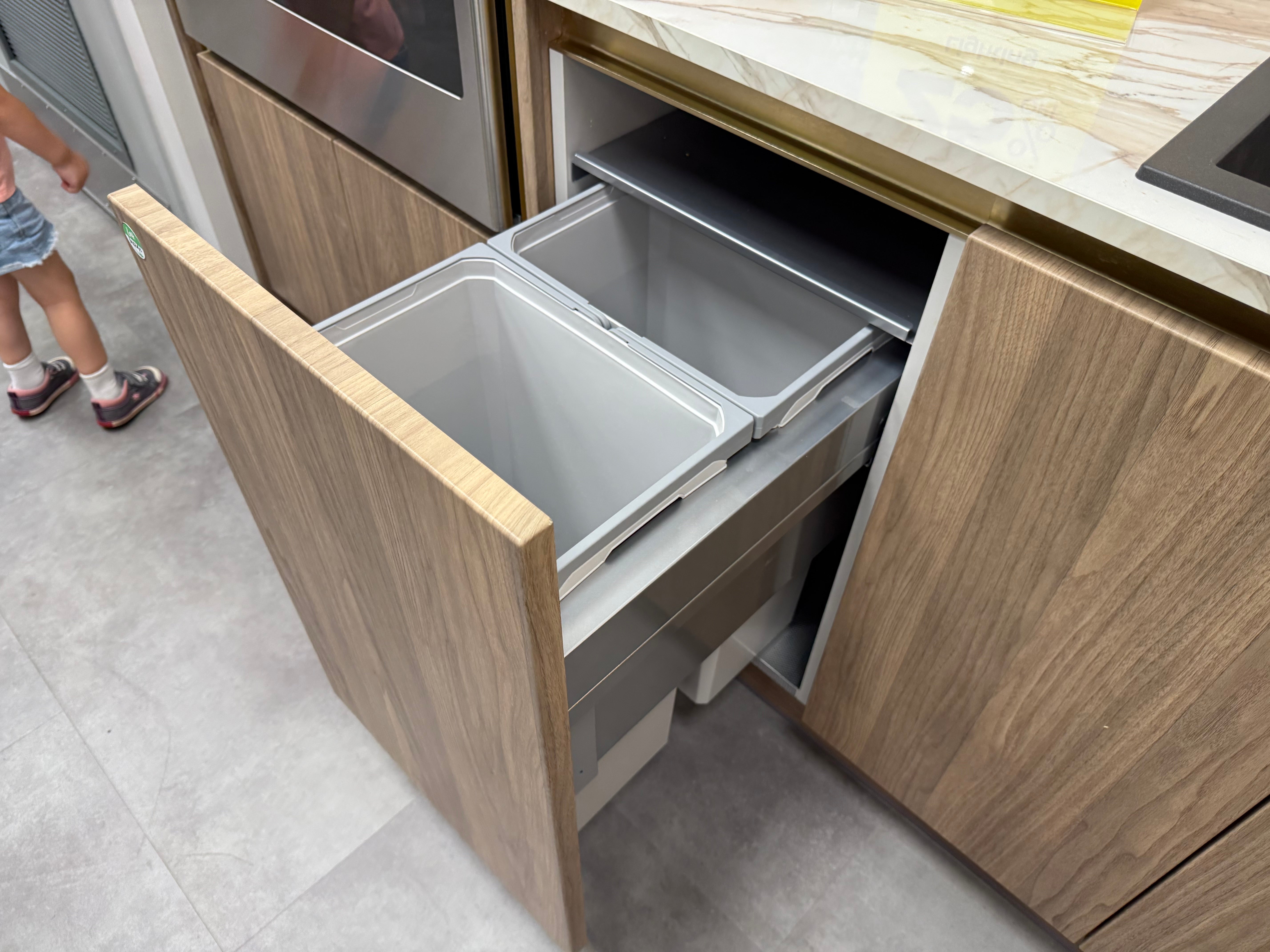 Wren Milano Ultra & Contour Juratek Montana Oak Grain & Gardenia Gloss Kitchen