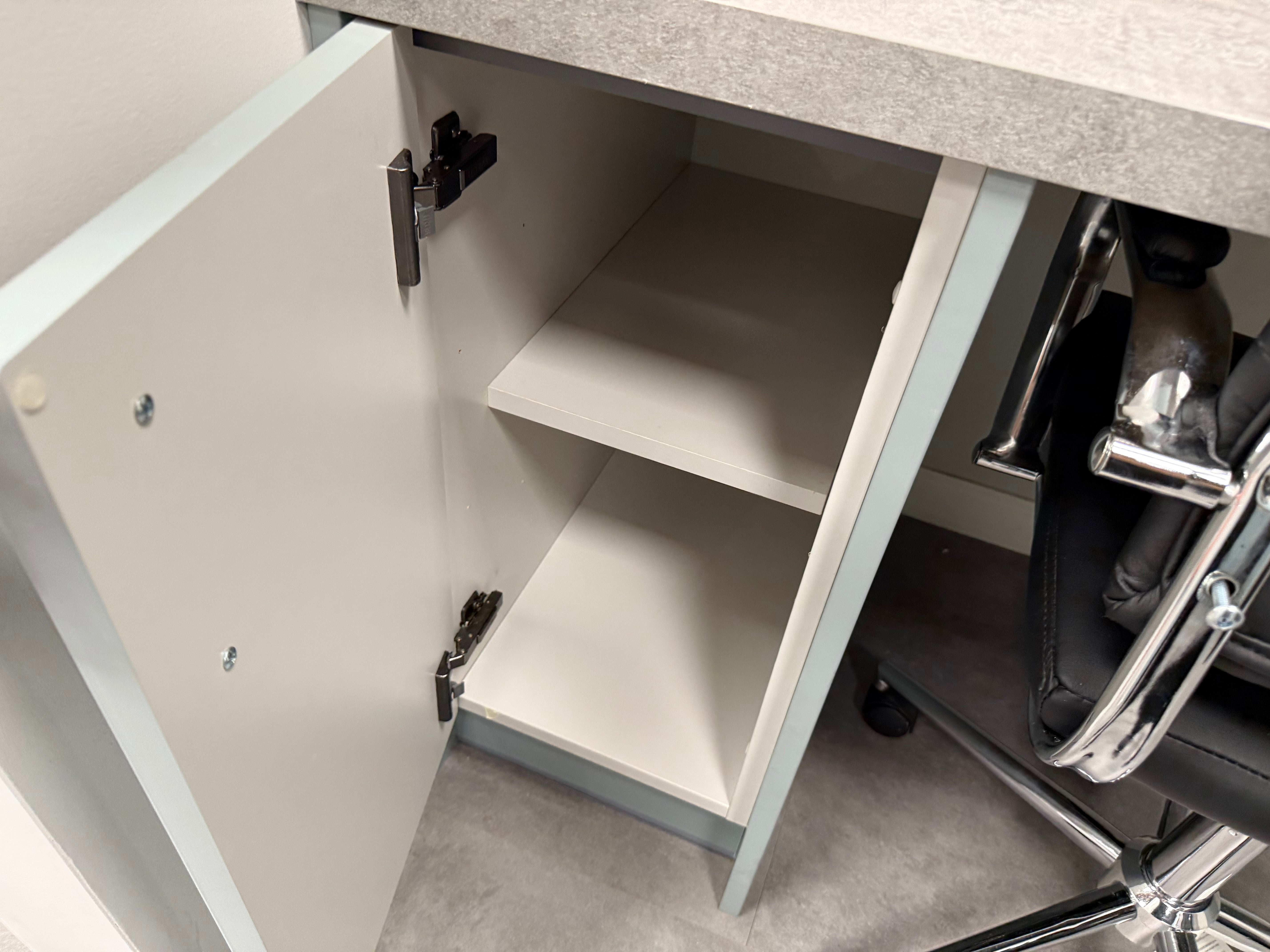 Wren Shaker Super Slim Juratek Cloud Blue Matte & Manhattan Oak Grain Kitchen