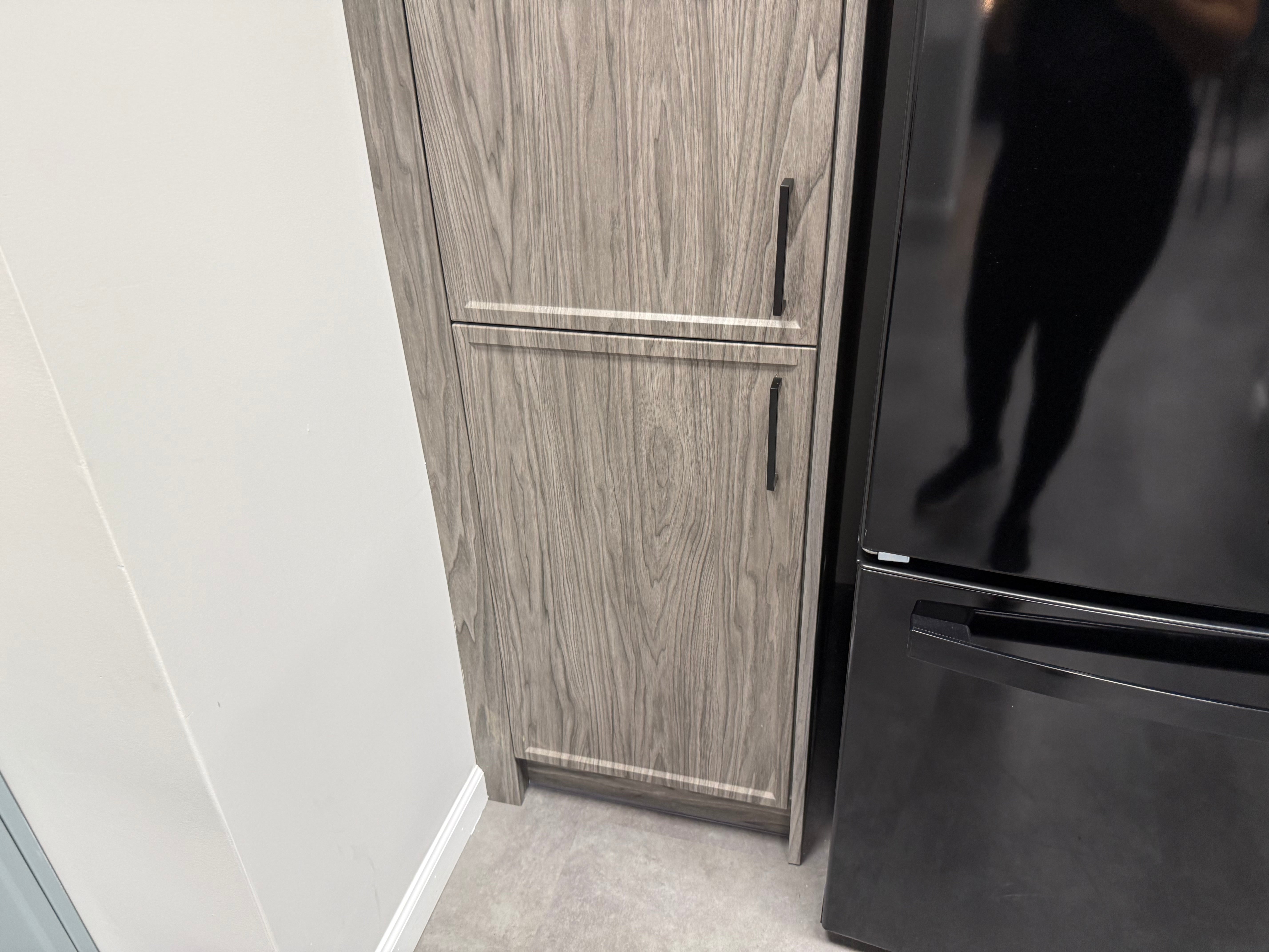 Wren Shaker Super Slim Juratek Cloud Blue Matte & Manhattan Oak Grain Kitchen