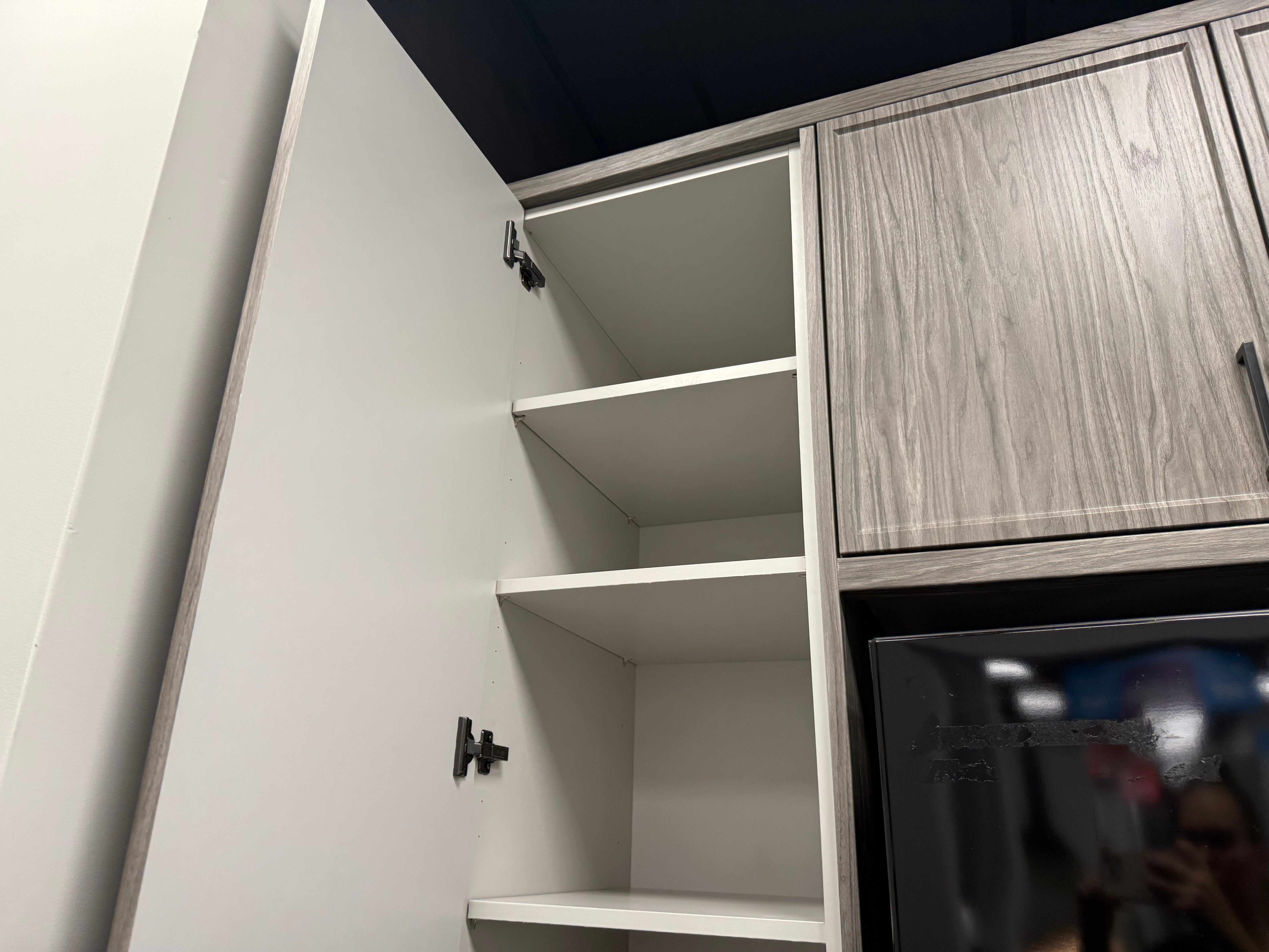 Wren Shaker Super Slim Juratek Cloud Blue Matte & Manhattan Oak Grain Kitchen