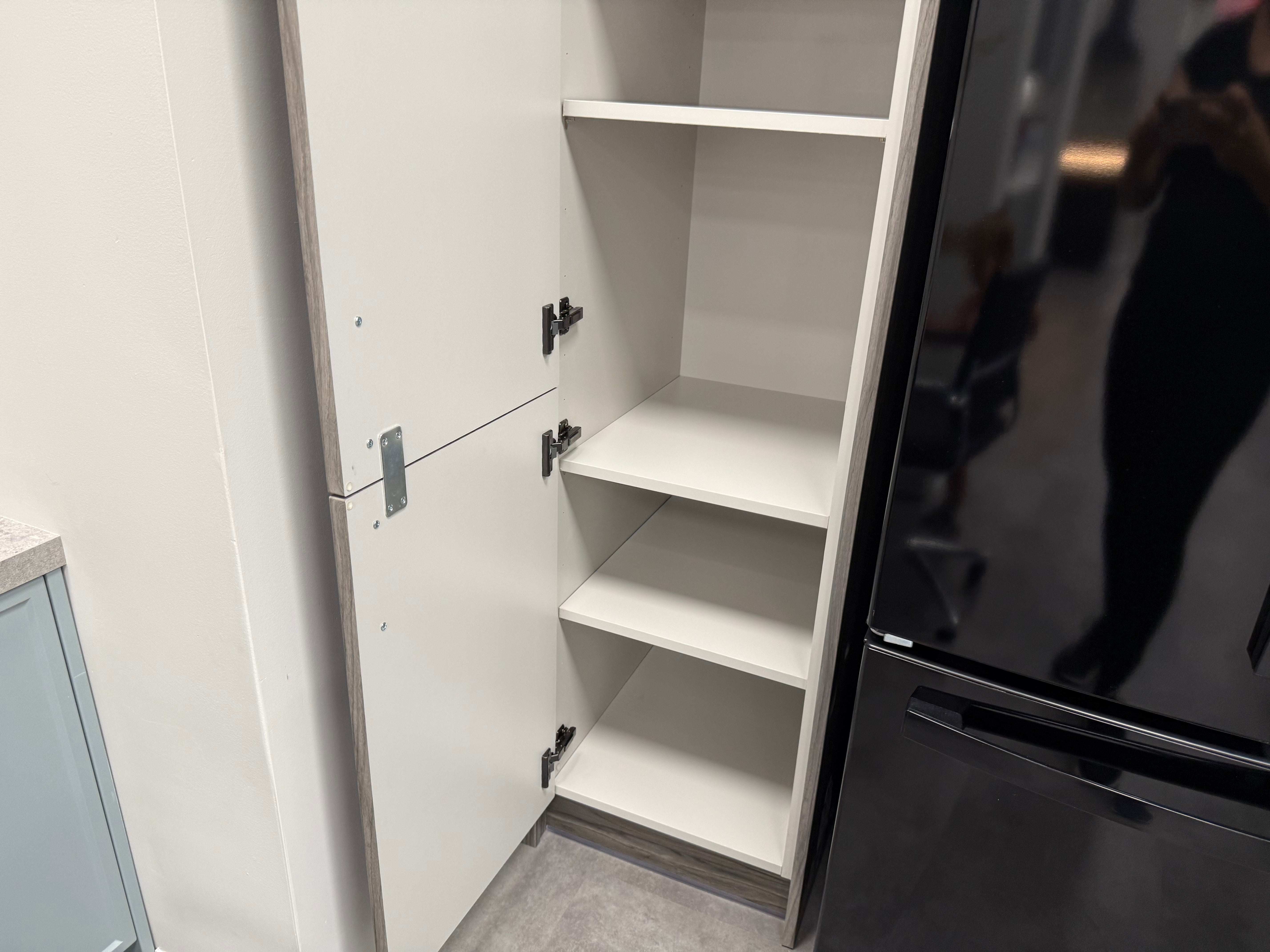 Wren Shaker Super Slim Juratek Cloud Blue Matte & Manhattan Oak Grain Kitchen