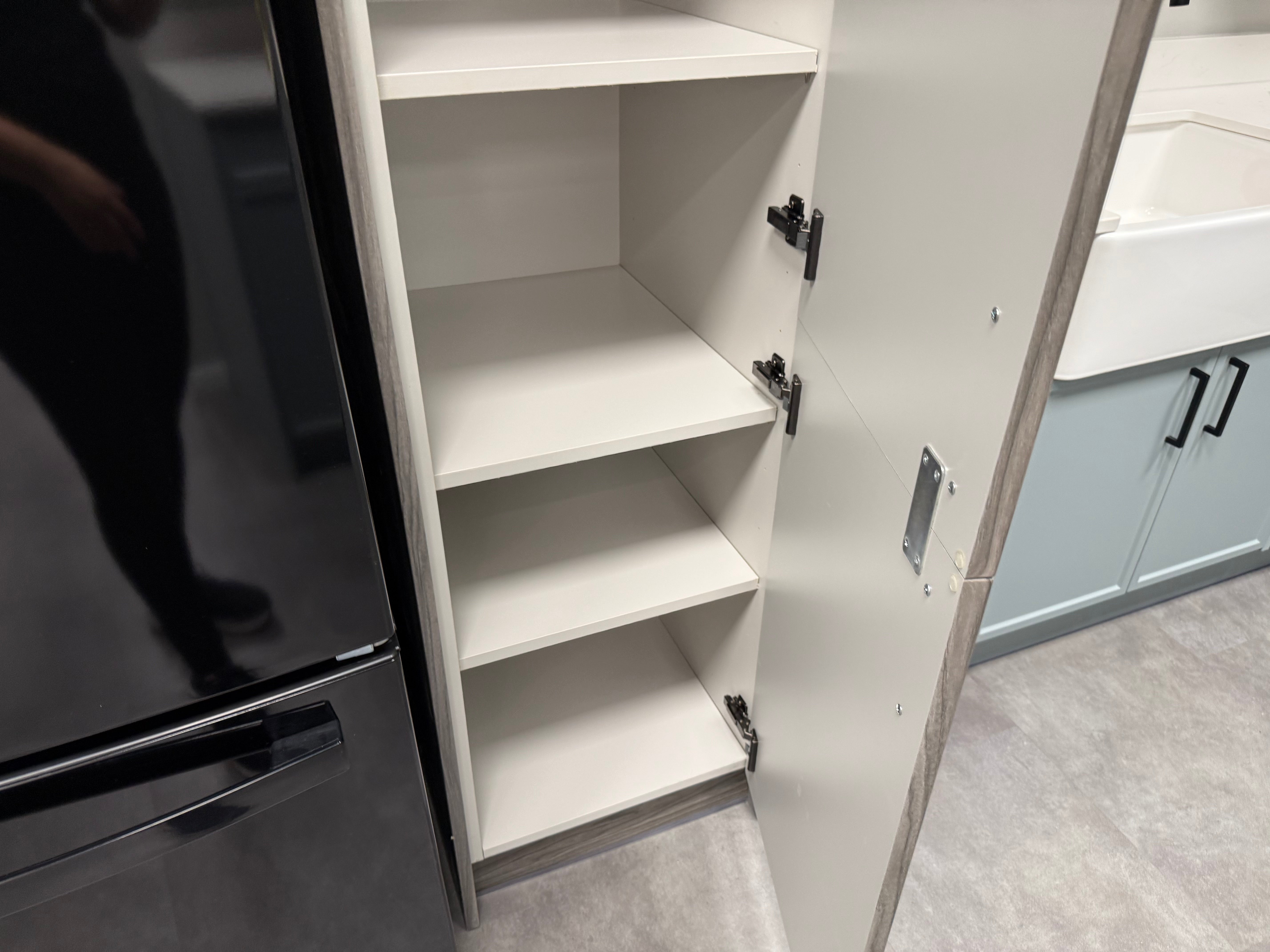 Wren Shaker Super Slim Juratek Cloud Blue Matte & Manhattan Oak Grain Kitchen