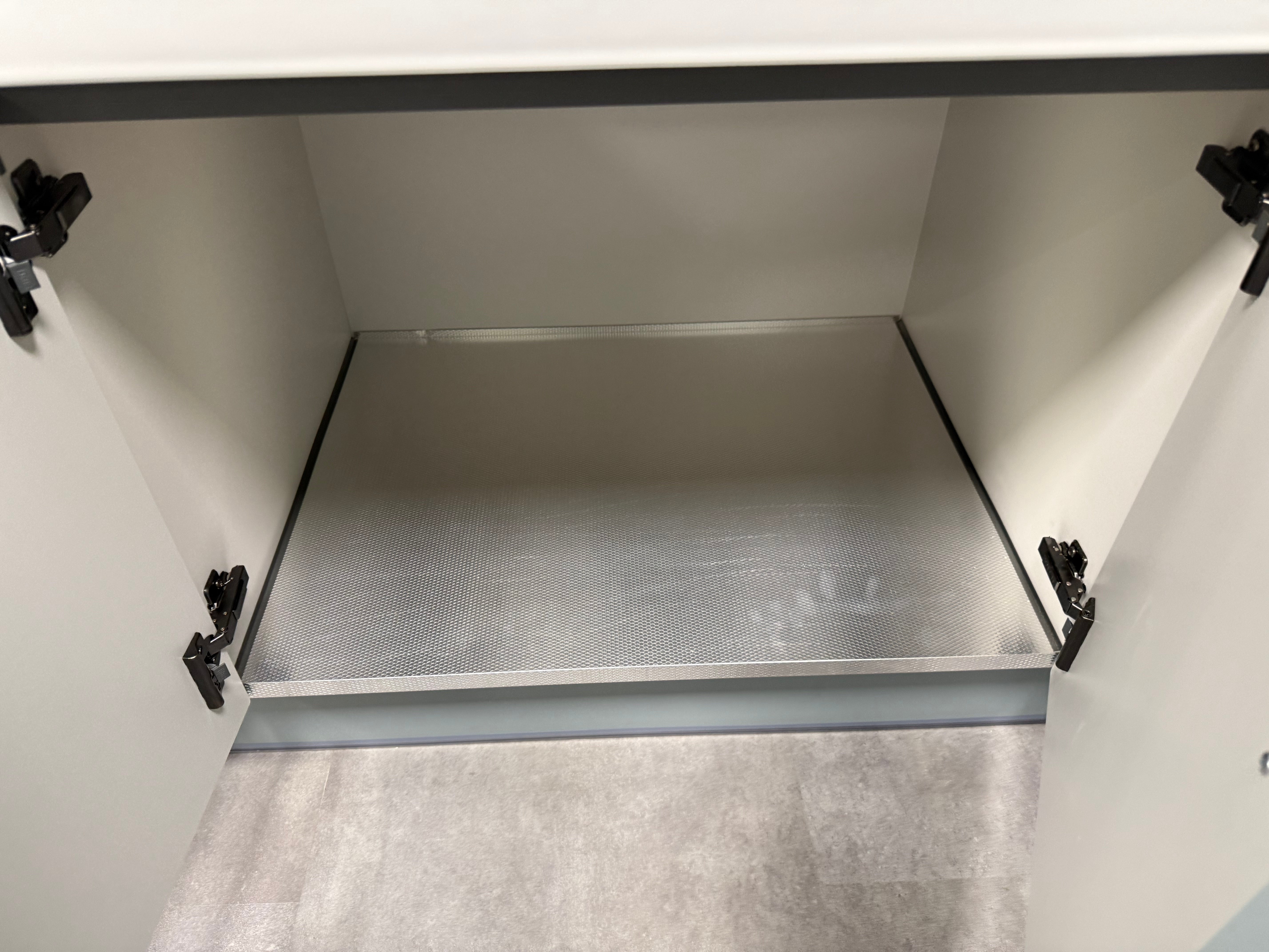 Wren Shaker Super Slim Juratek Cloud Blue Matte & Manhattan Oak Grain Kitchen