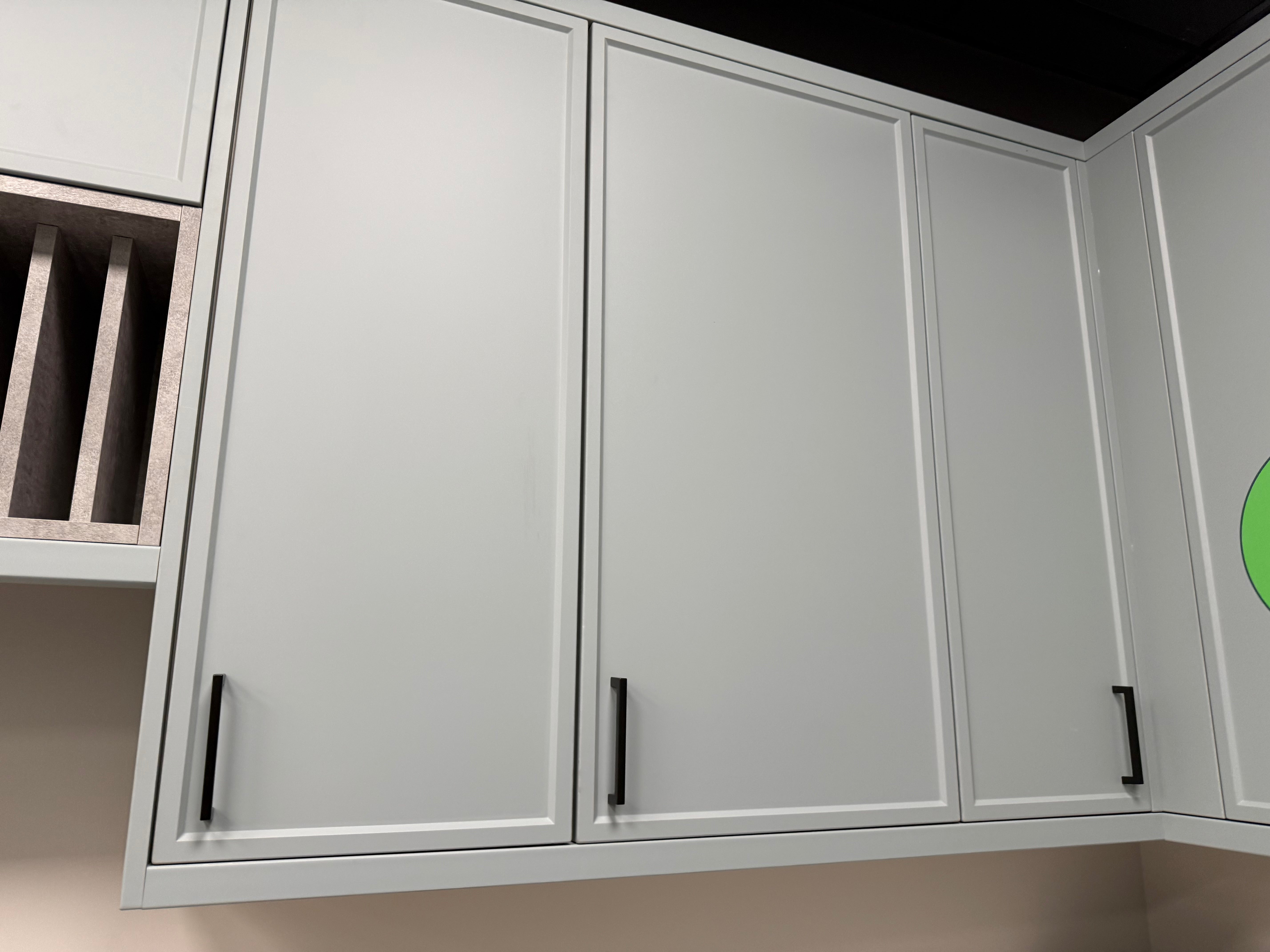 Wren Shaker Super Slim Juratek Cloud Blue Matte & Manhattan Oak Grain Kitchen