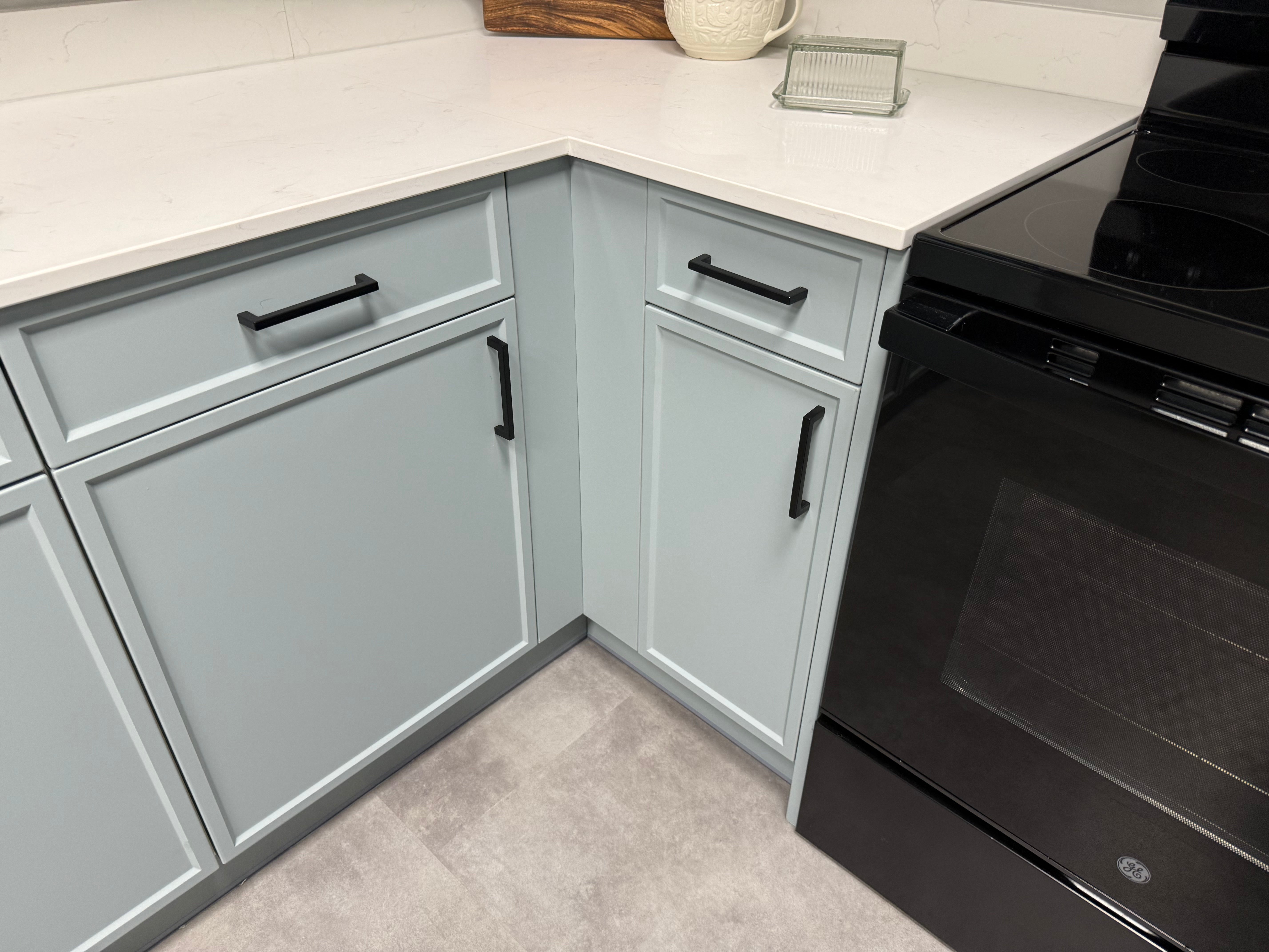 Wren Shaker Super Slim Juratek Cloud Blue Matte & Manhattan Oak Grain Kitchen