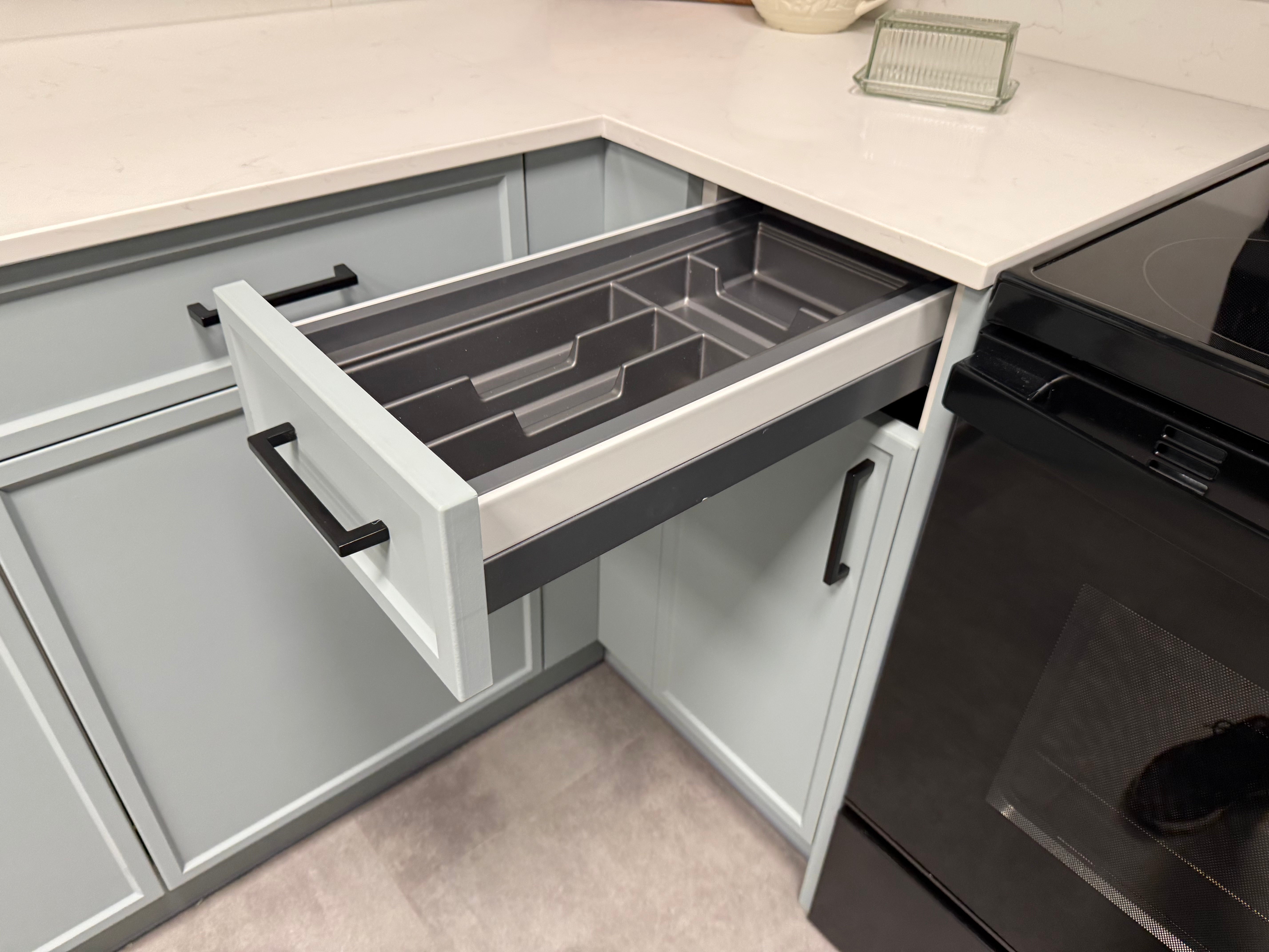 Wren Shaker Super Slim Juratek Cloud Blue Matte & Manhattan Oak Grain Kitchen
