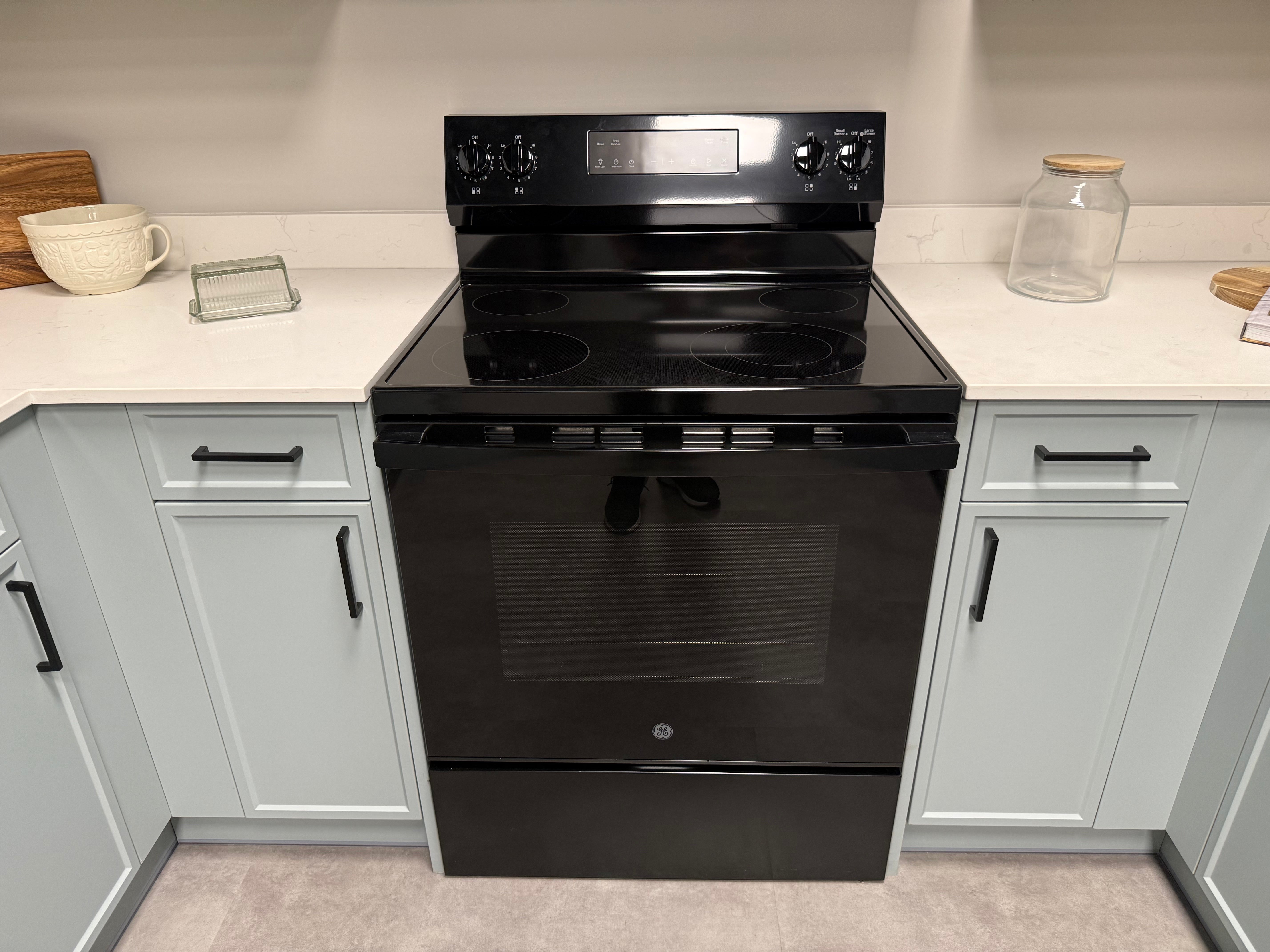 Wren Shaker Super Slim Juratek Cloud Blue Matte & Manhattan Oak Grain Kitchen