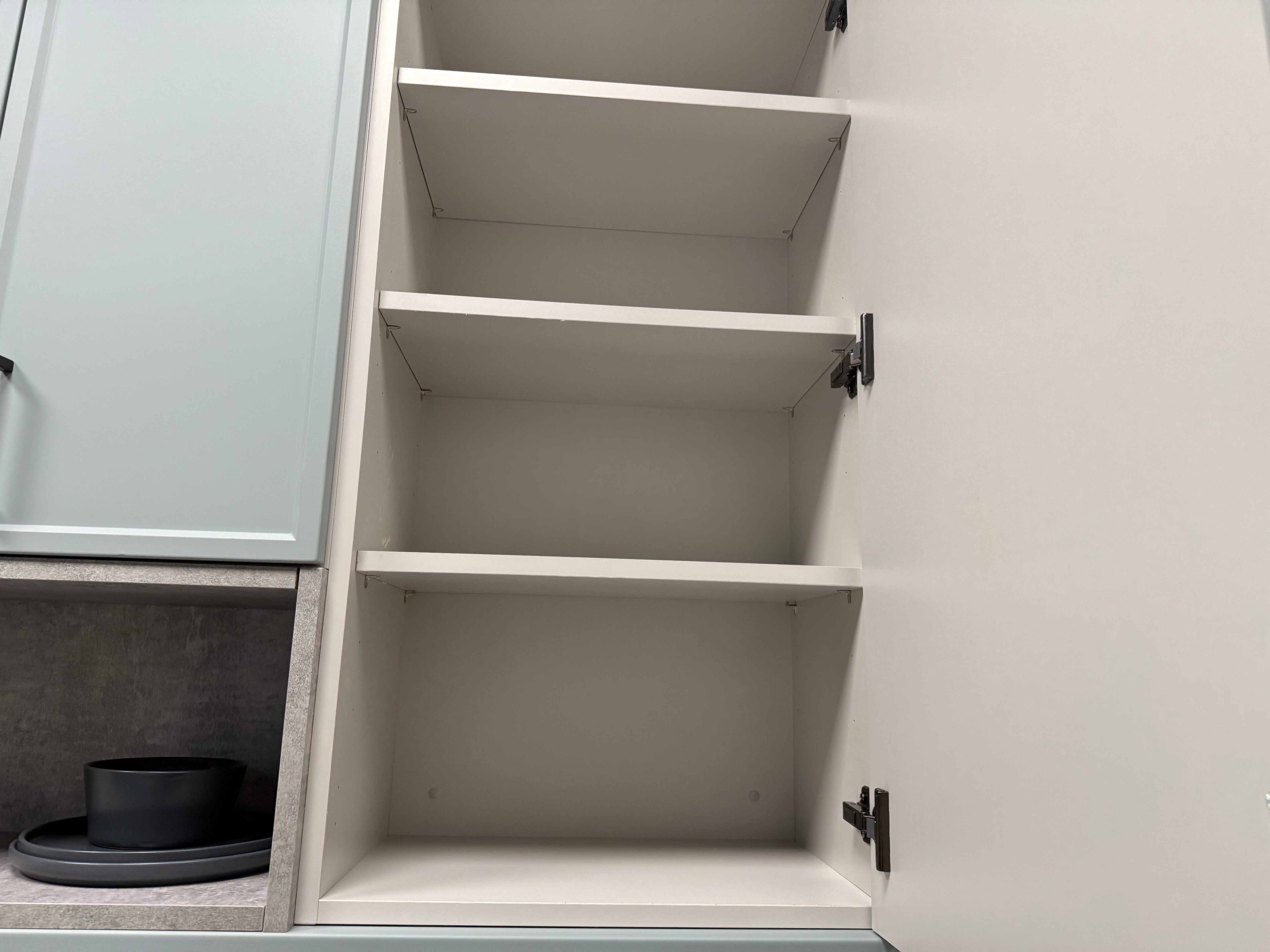Wren Shaker Super Slim Juratek Cloud Blue Matte & Manhattan Oak Grain Kitchen