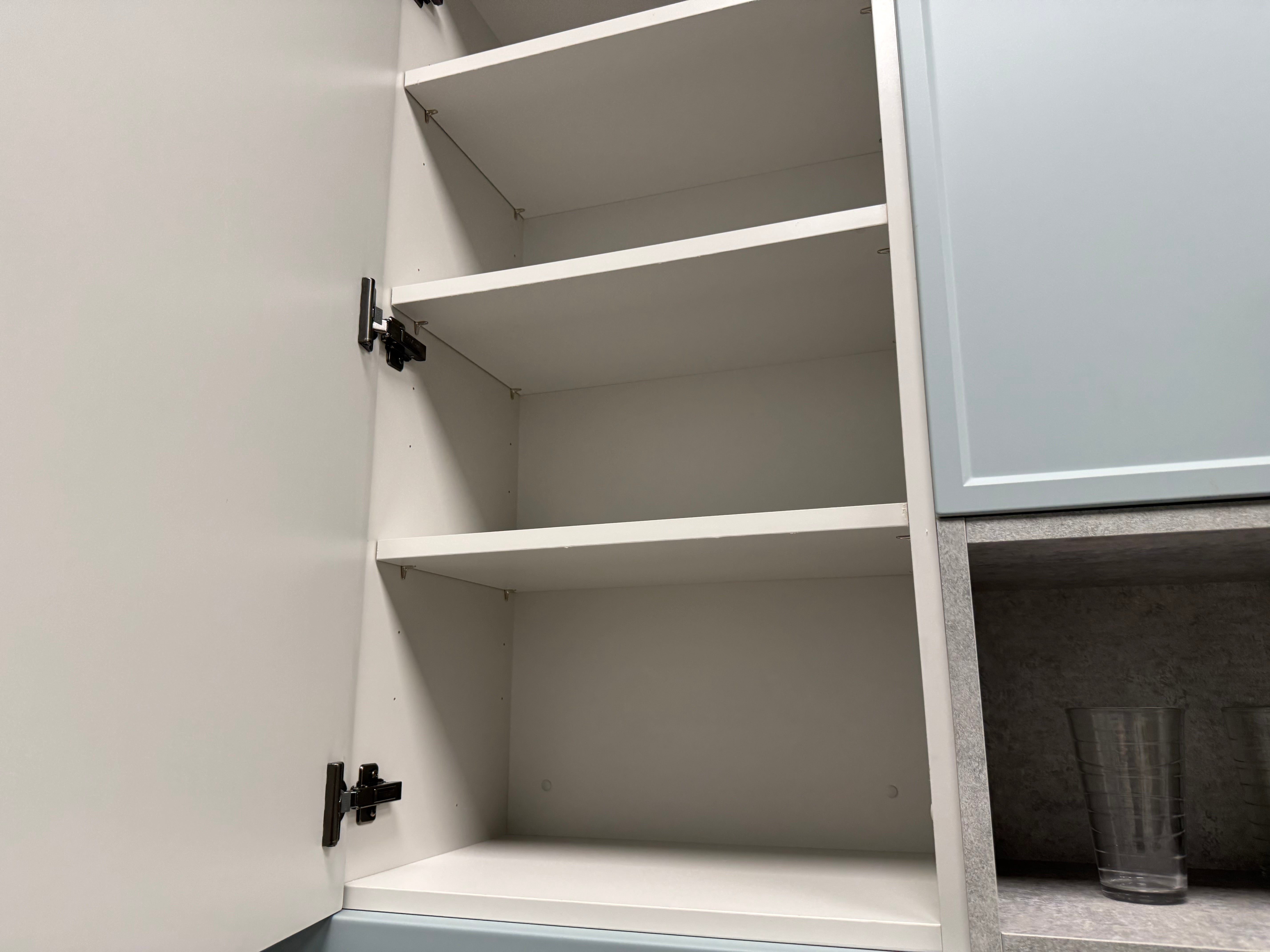 Wren Shaker Super Slim Juratek Cloud Blue Matte & Manhattan Oak Grain Kitchen