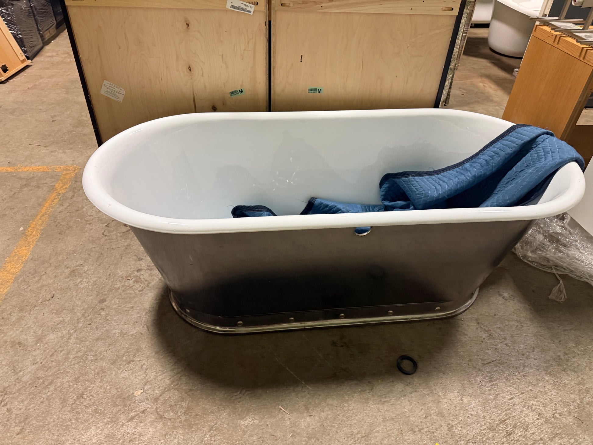 Luxury modern metal bathtub with mirror polish and deep basin