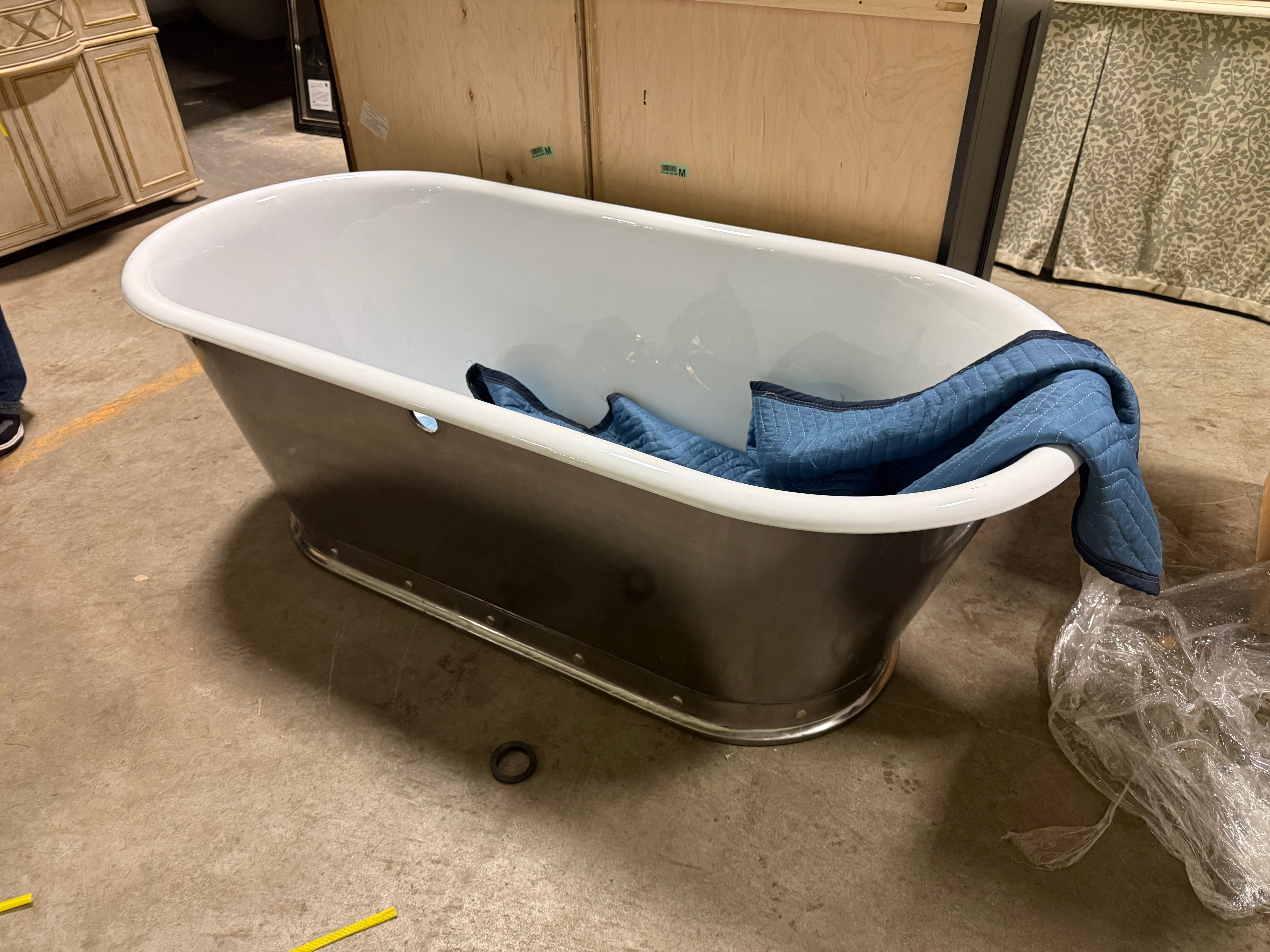 High-end architectural freestanding soaking tub for contemporary master bathrooms