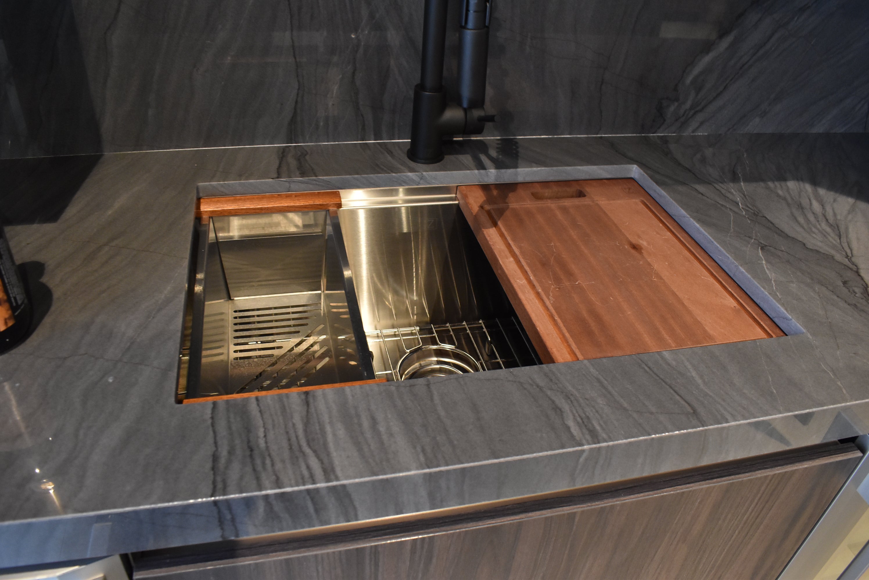 Azzurri Casa Modern Wood Paneled Wet Wine Bar with Wine Wall and Onyx Countertops