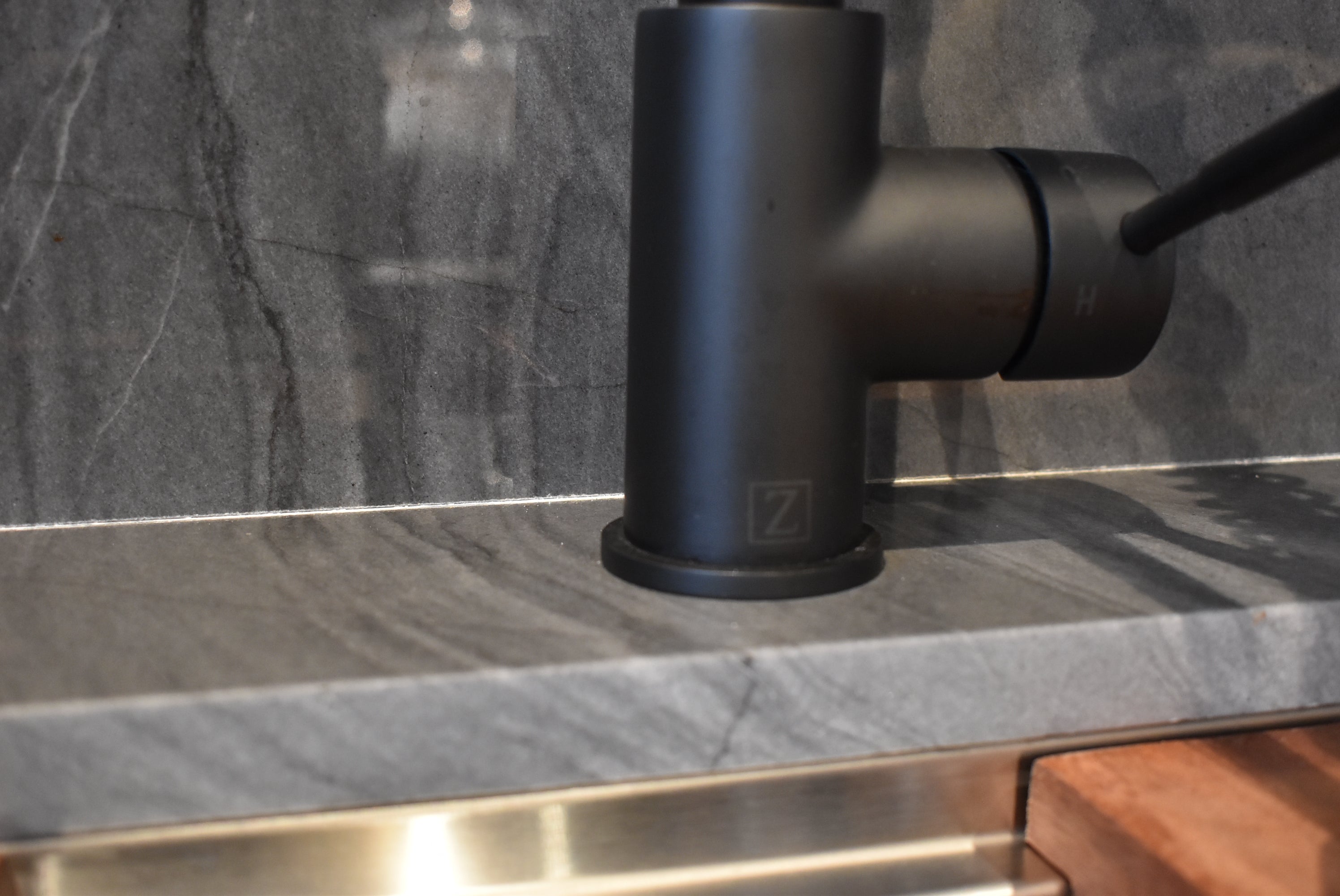 Azzurri Casa Modern Wood Paneled Wet Wine Bar with Wine Wall and Onyx Countertops