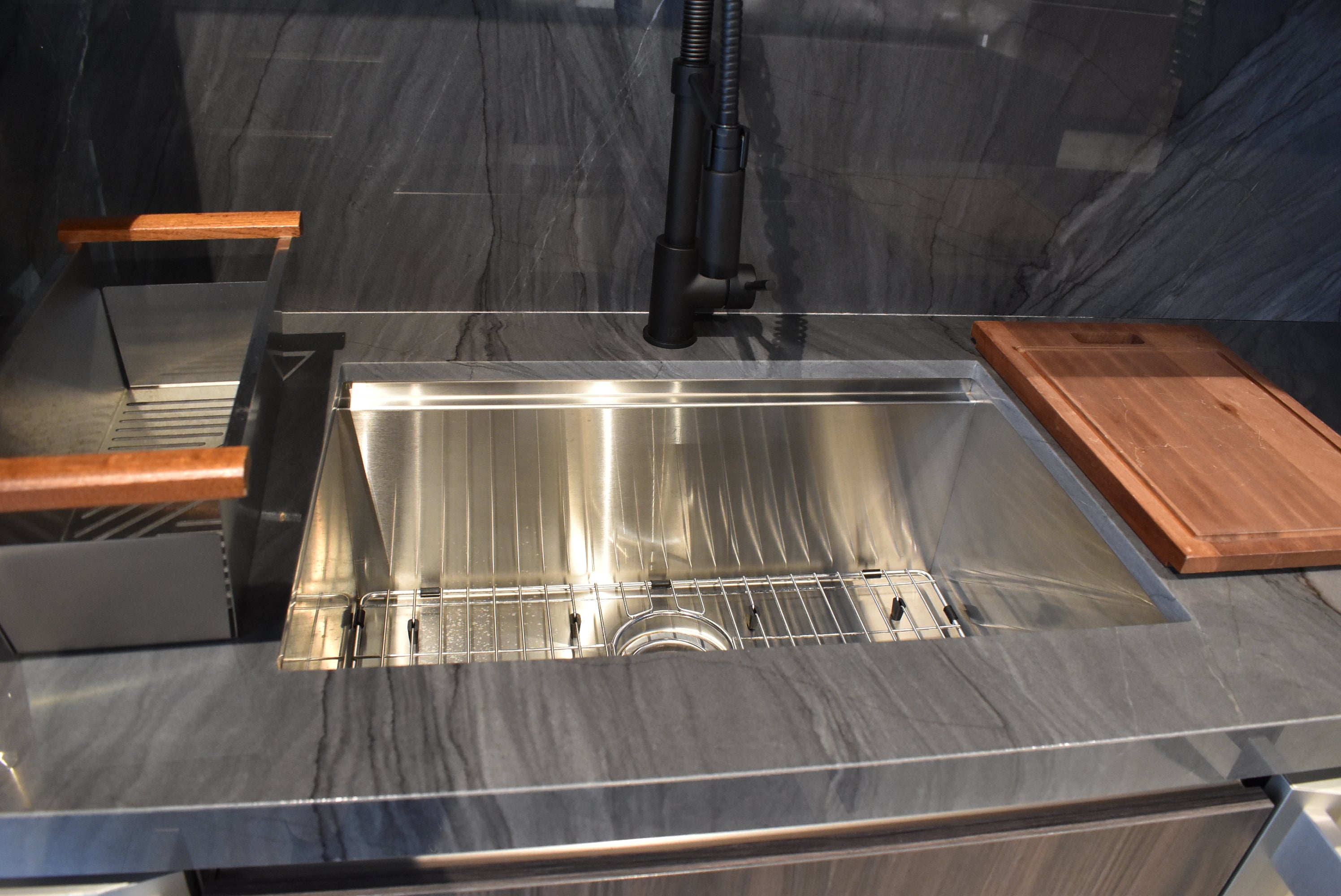 Azzurri Casa Modern Wood Paneled Wet Wine Bar with Wine Wall and Onyx Countertops