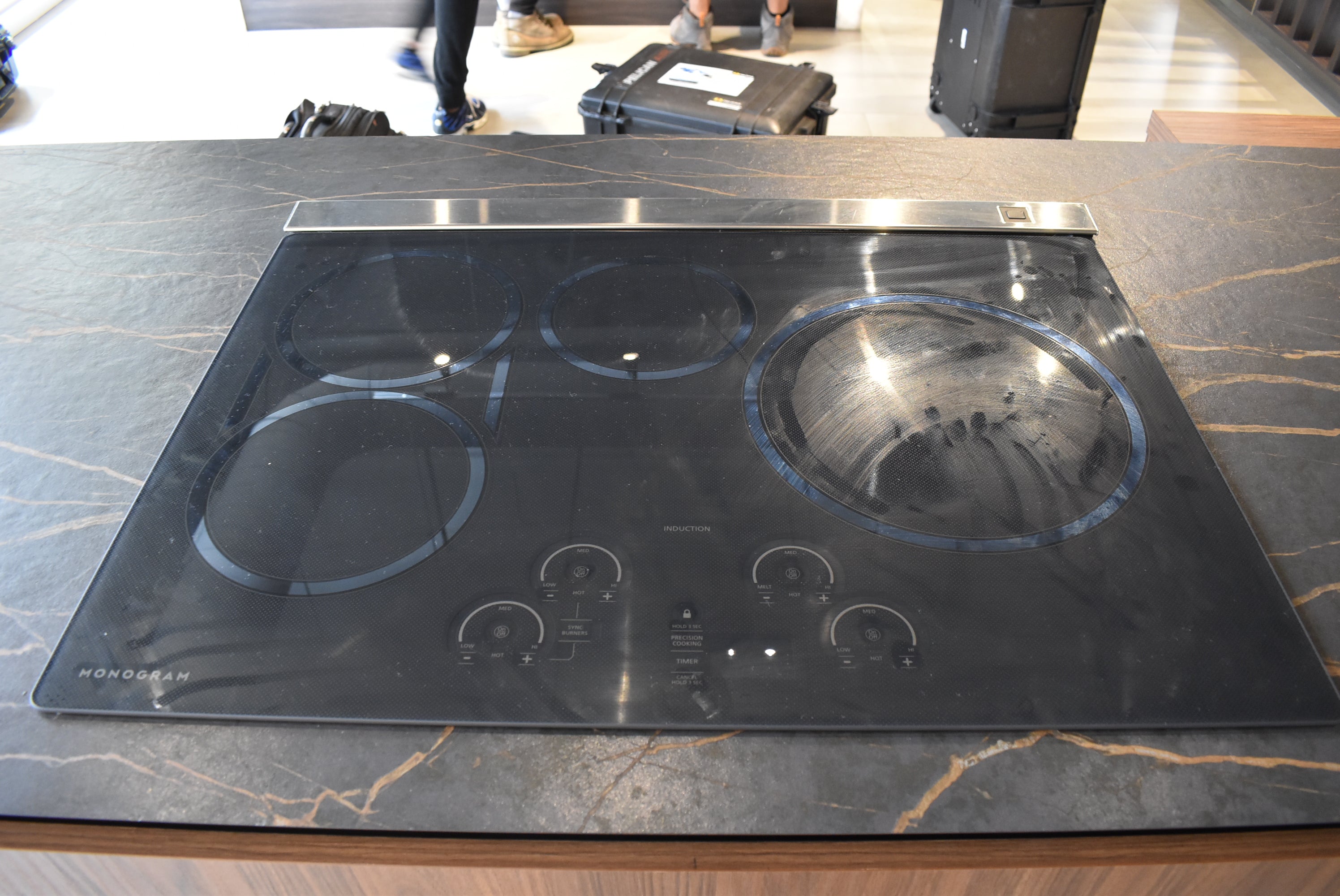 Azzurri Casa Dubai Style Modern Kitchen with Dekton Countertops and Monogram Appliances