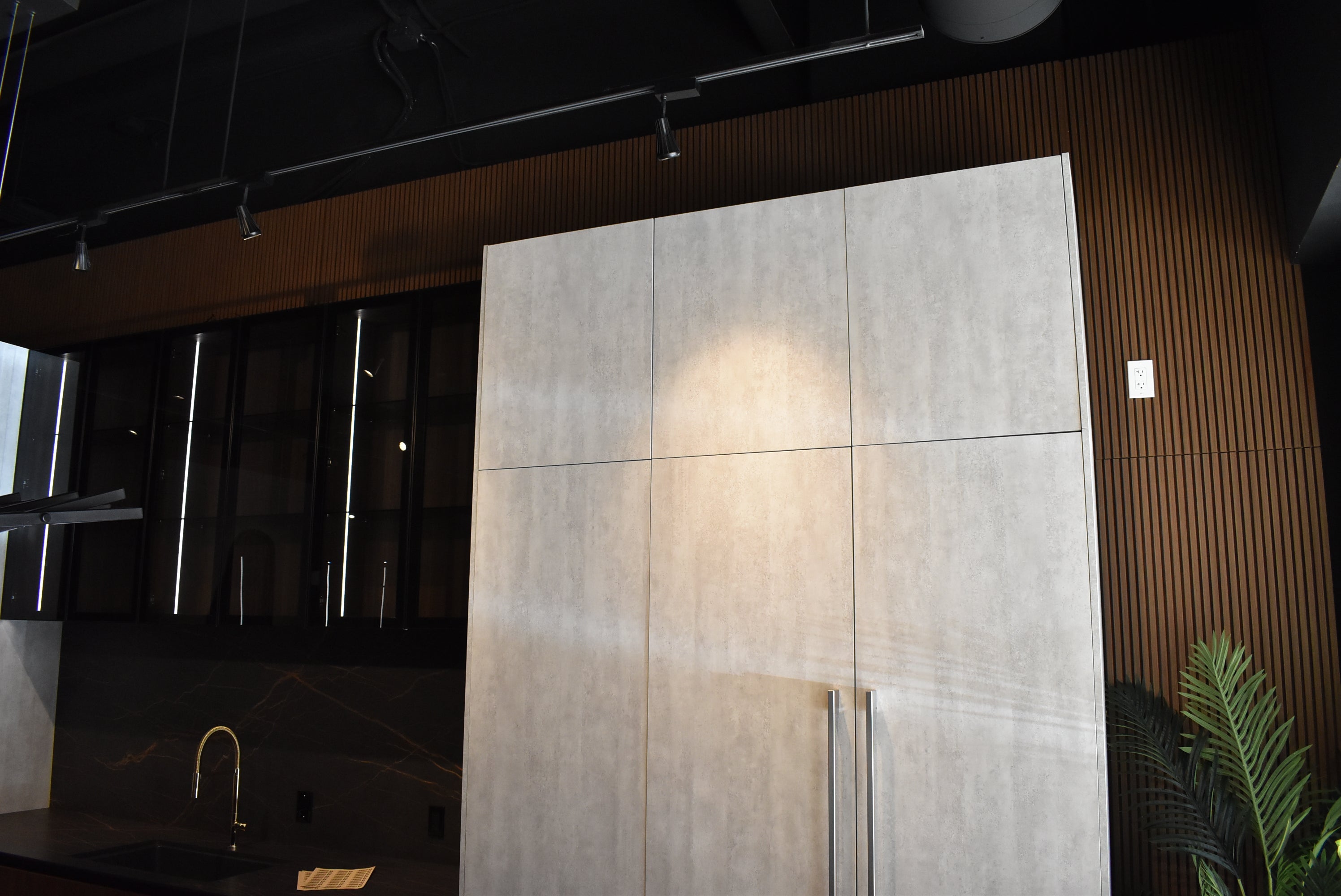 Azzurri Casa Dubai Style Modern Kitchen with Dekton Countertops and Monogram Appliances