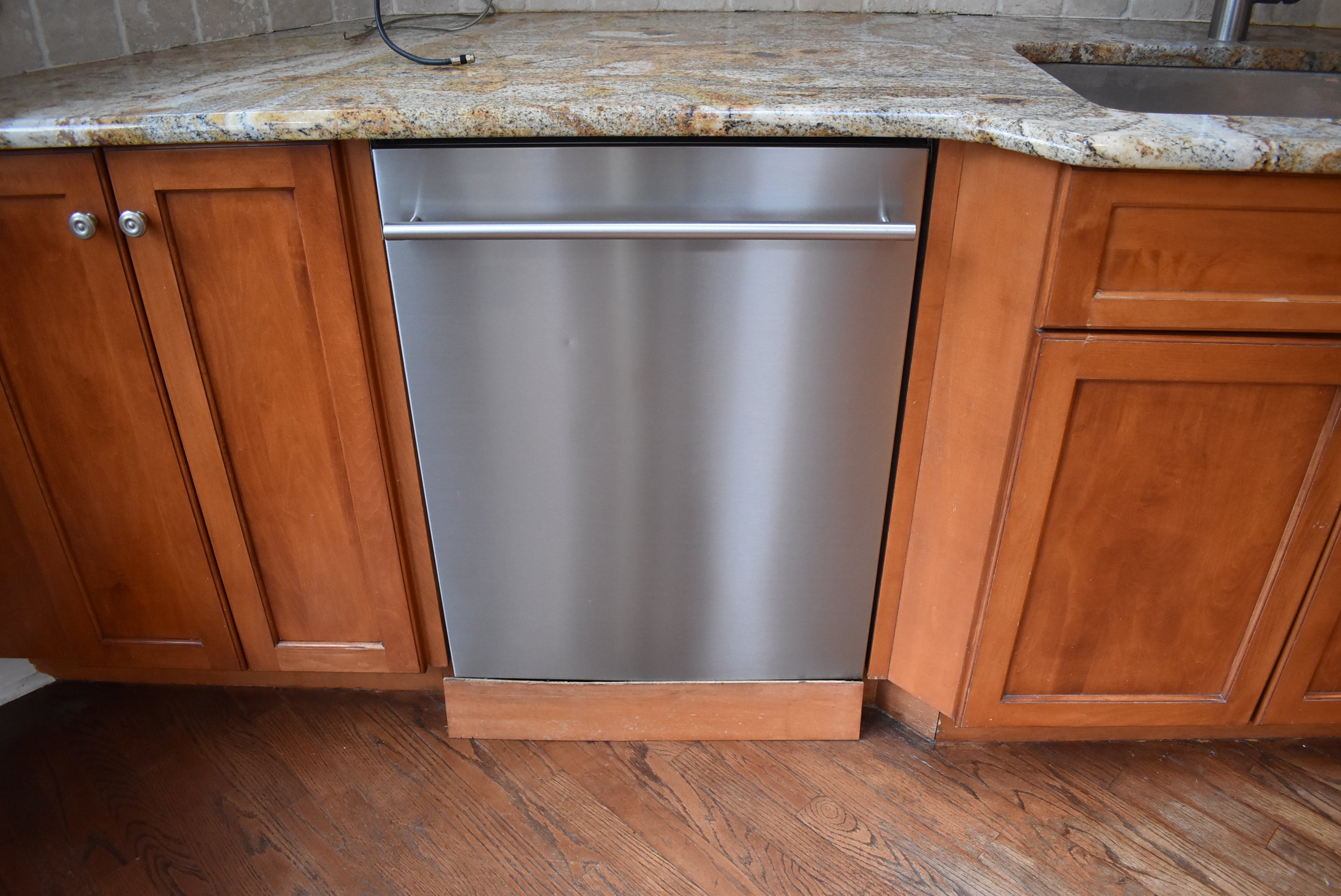 Christiana Cabinetry Strawberry Traditional Pre-Owned Kitchen